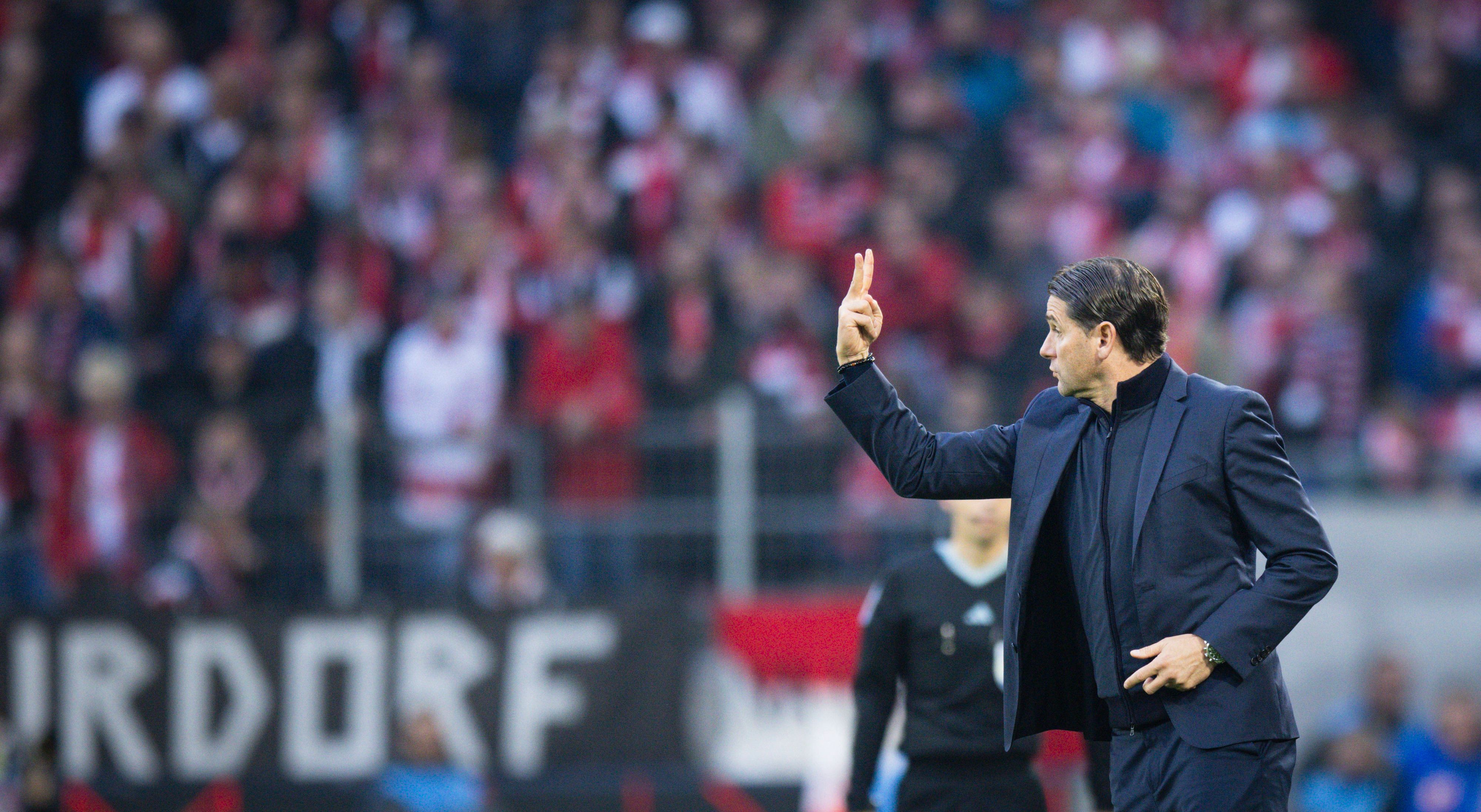 Gerardo Seoane gibt seinen Spielern Anweisungen.