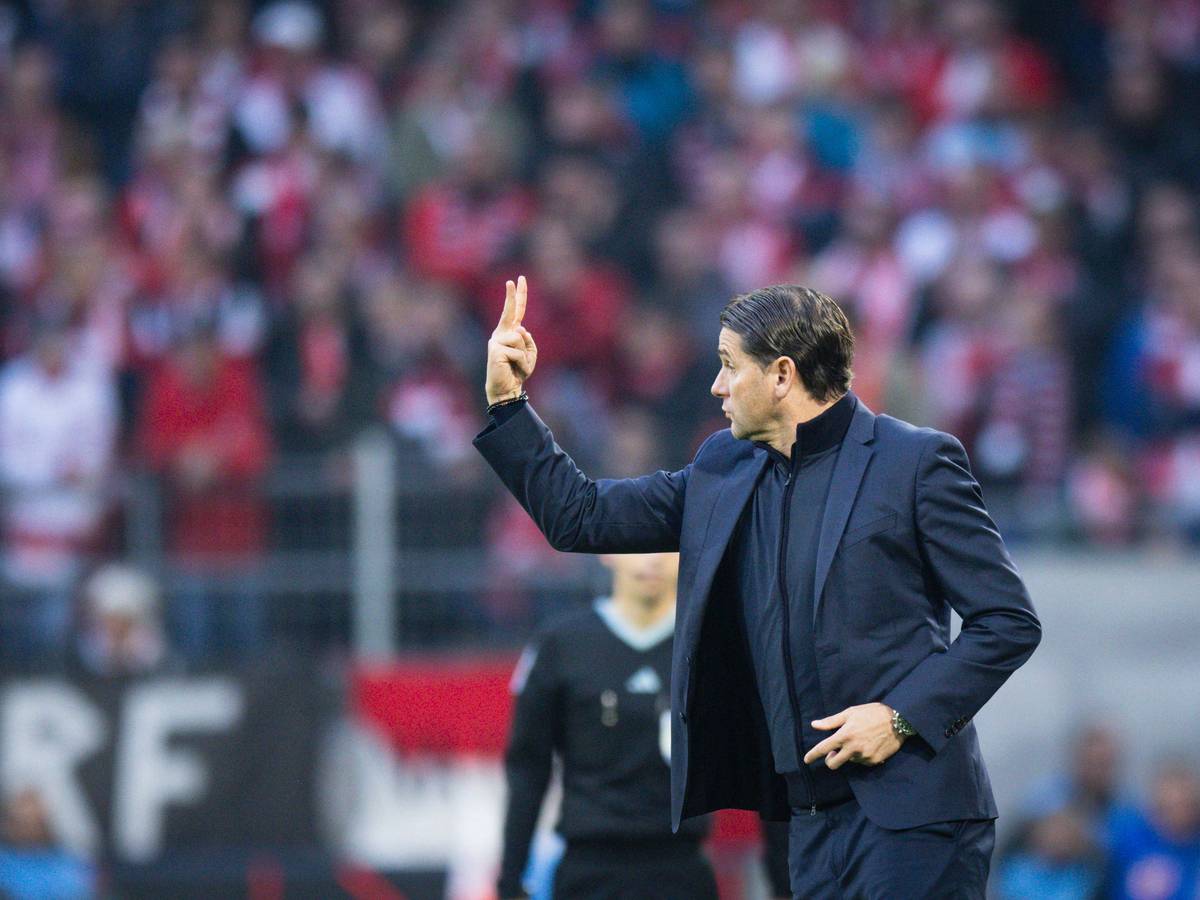 Gerardo Seoane gibt seinen Spielern Anweisungen.