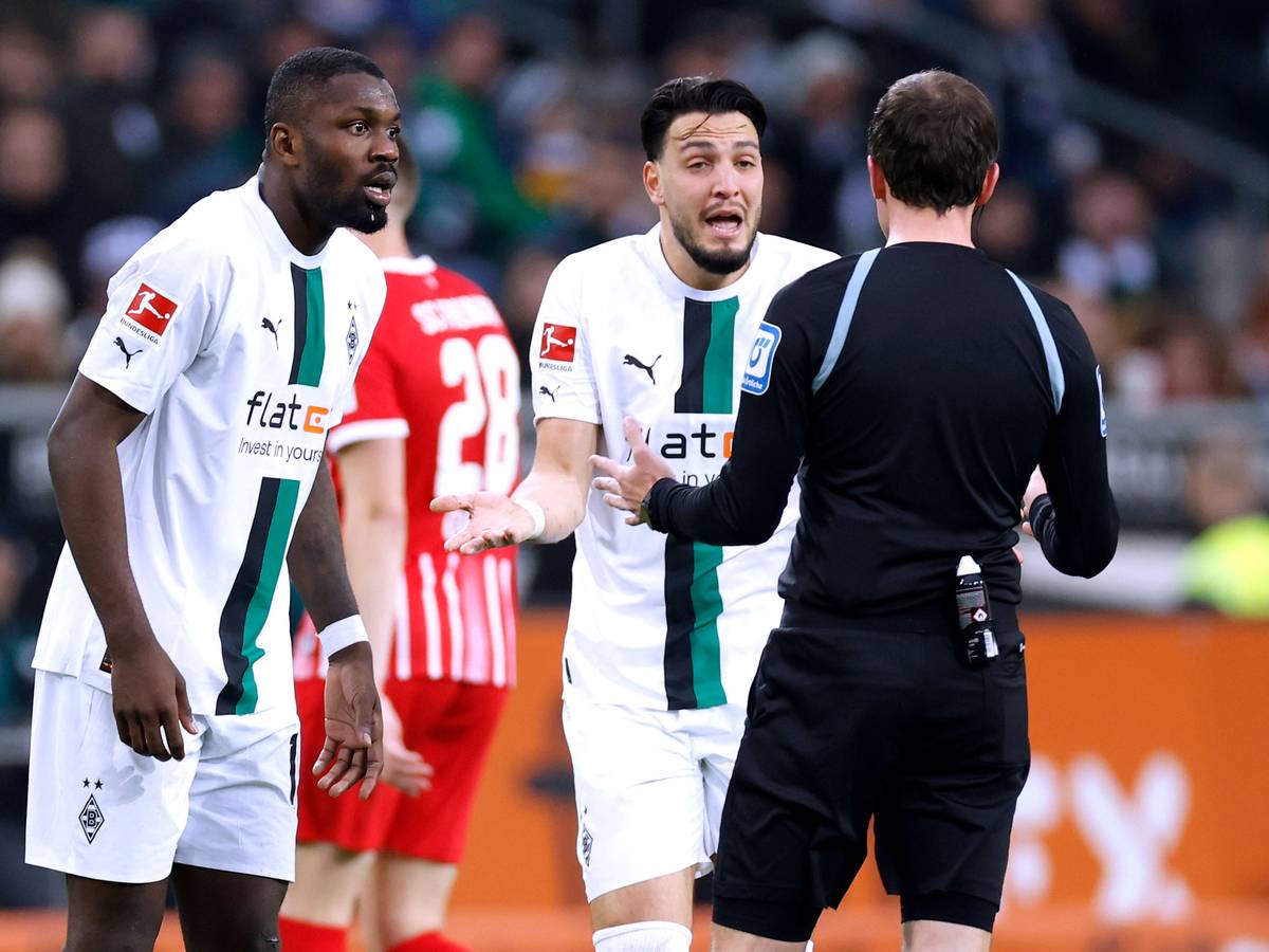 Marcus Thuram und Ramy Bensebaini diskutieren mit dem Schiedsrichter.