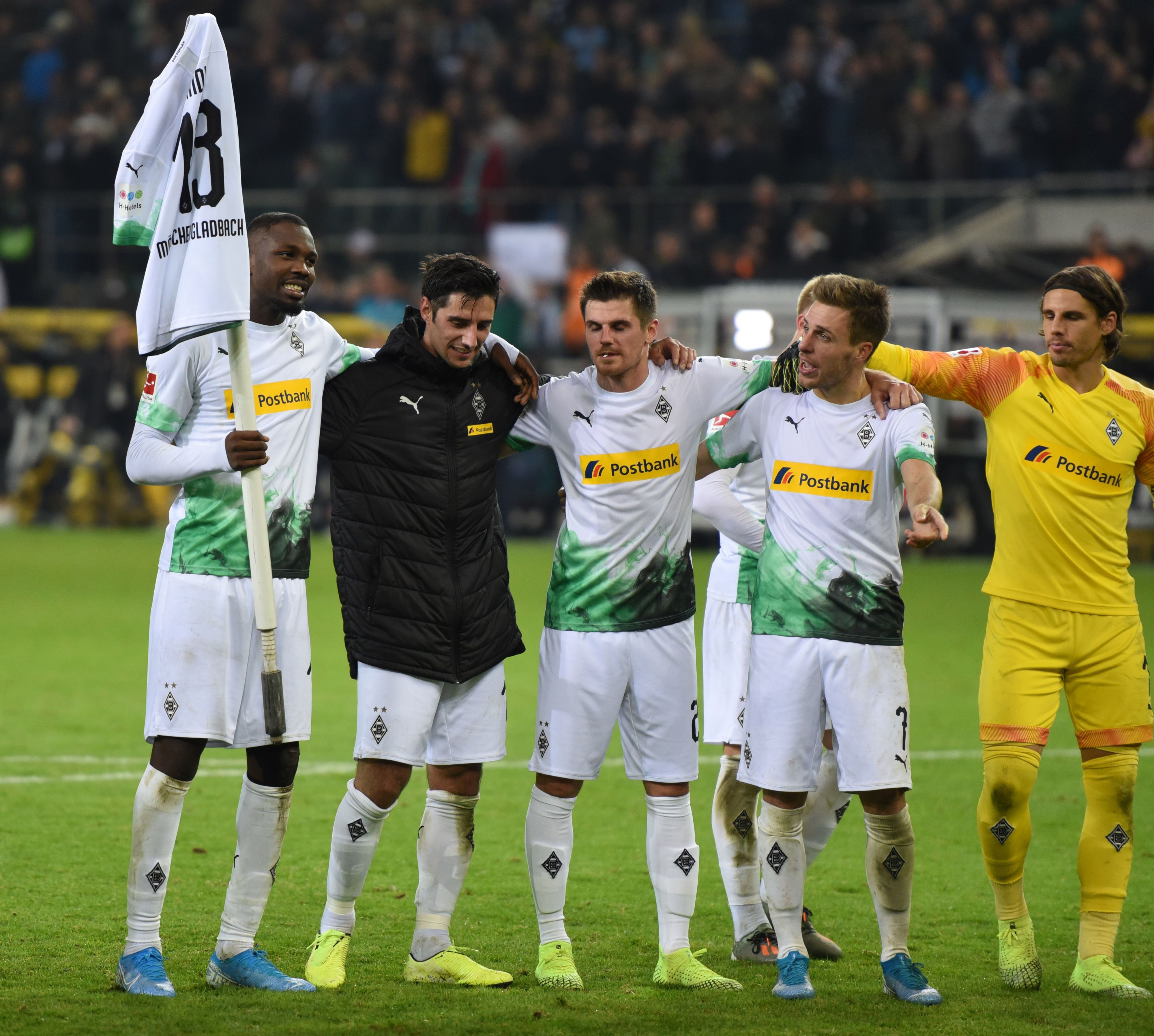 Die Spieler von Borussia Mönchengladbach bejubeln einen Sieg im Borussia-Park.
