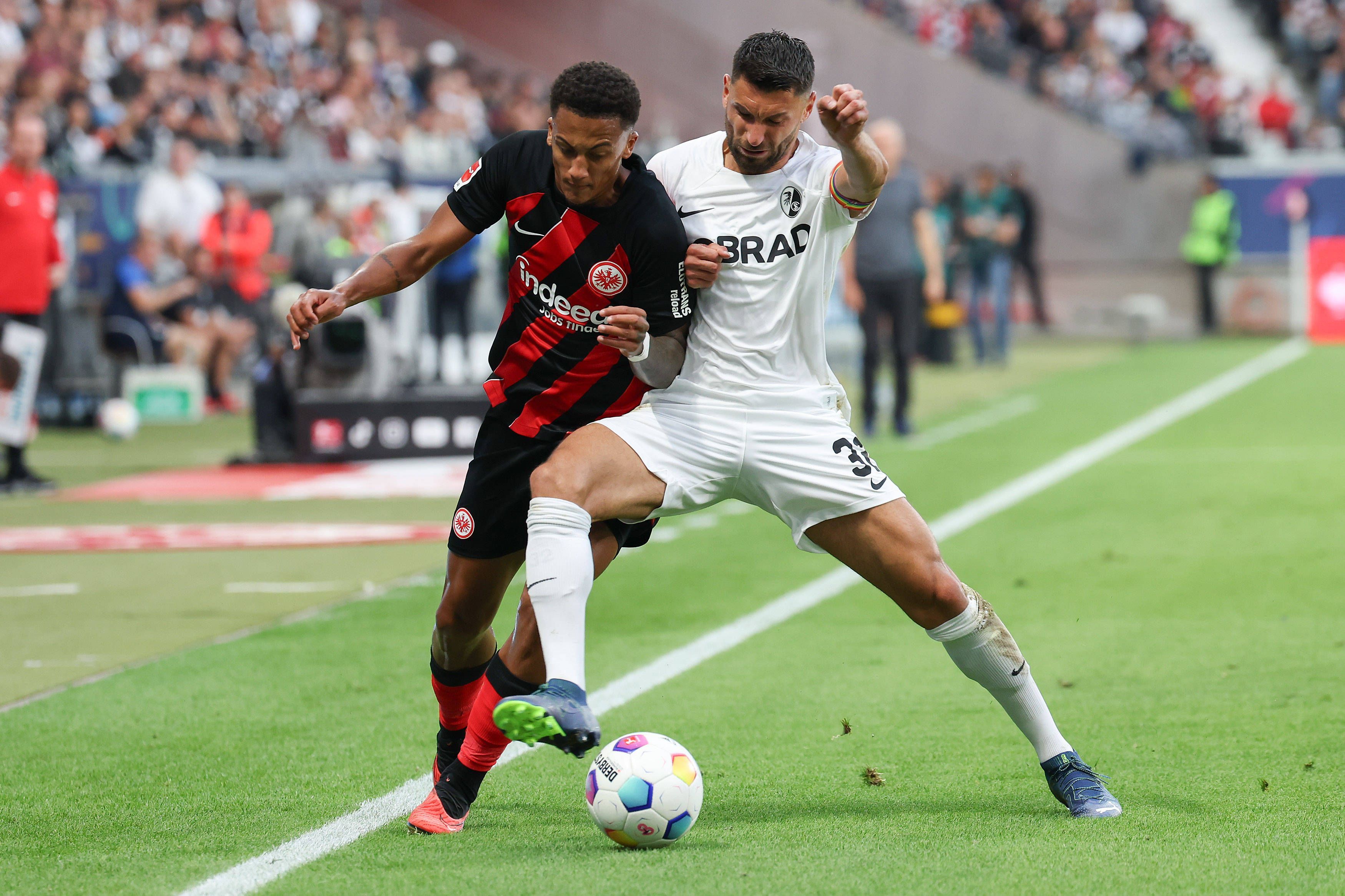 Vincenzo Grifo (r.) bestreitet einen Zweikampf mit Tuta von Eintracht Frankfurt.