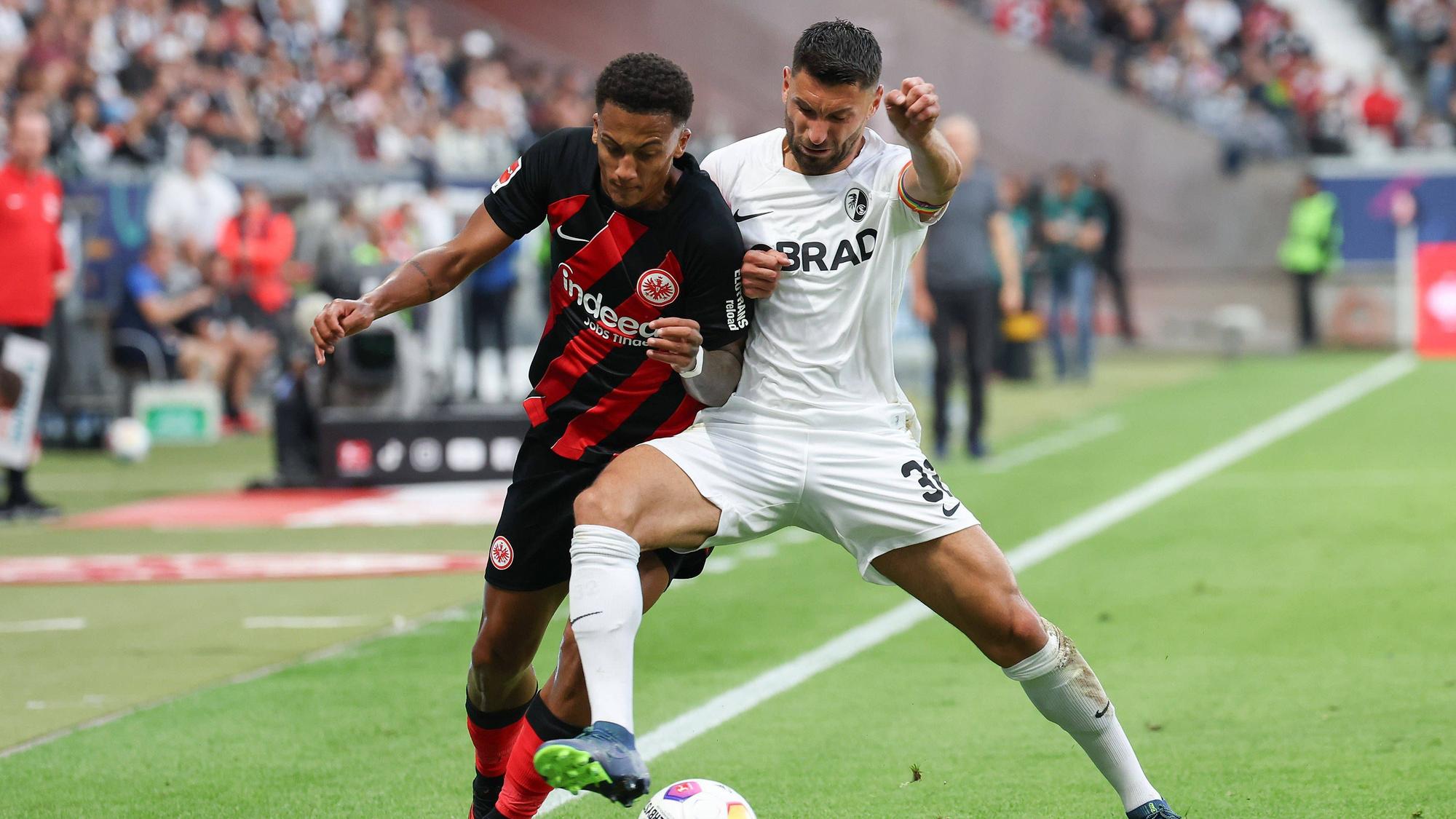 Vincenzo Grifo (r.) bestreitet einen Zweikampf mit Tuta von Eintracht Frankfurt.