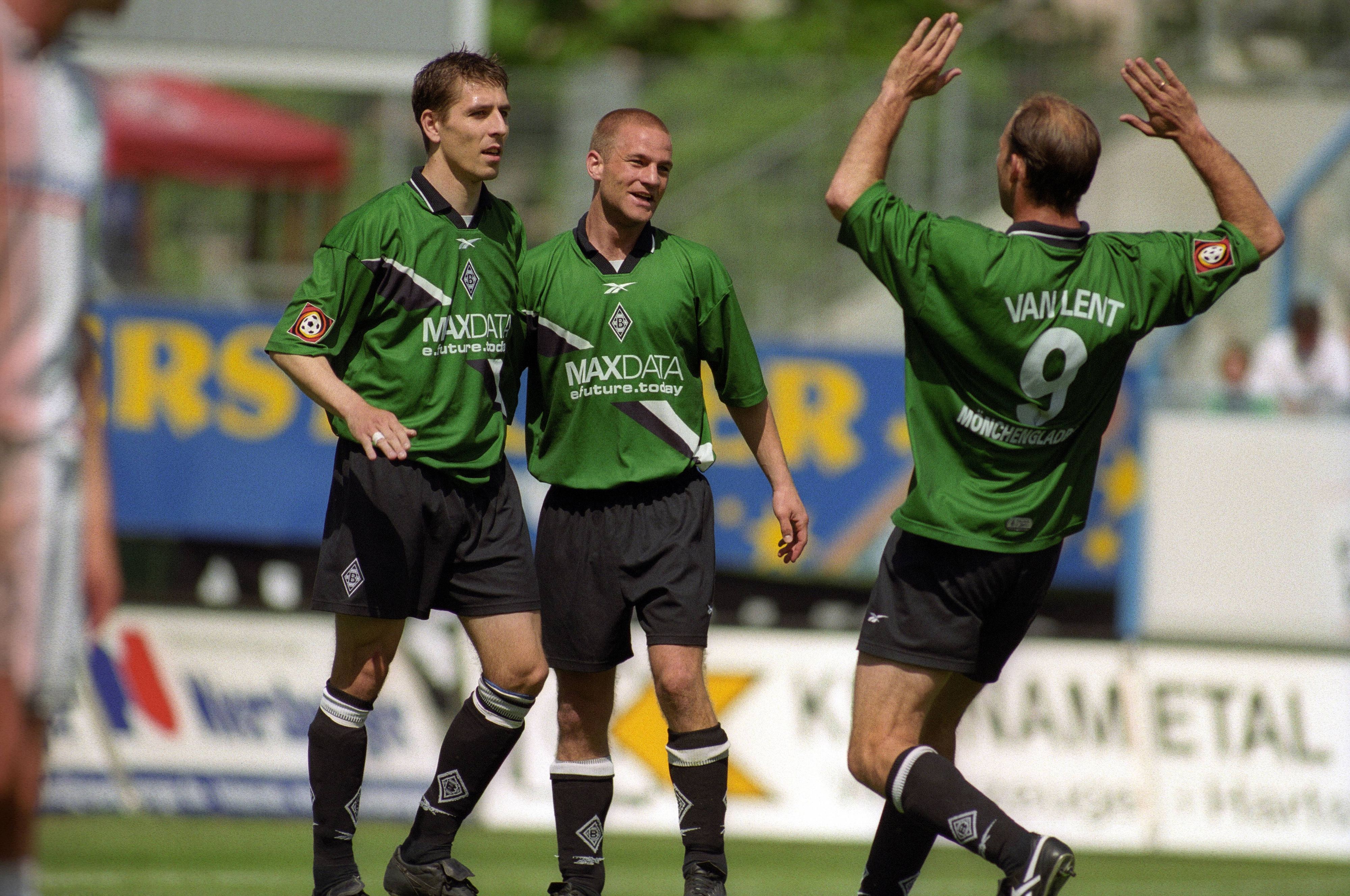 Spieler von Borussia Mönchengladbach bejubeln den Aufstieg in die Bundesliga in der Saison 2000/01.