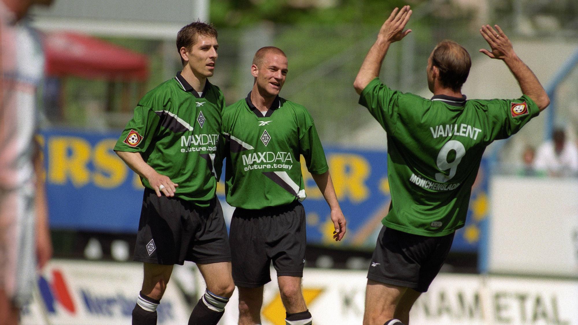 Spieler von Borussia Mönchengladbach bejubeln den Aufstieg in die Bundesliga in der Saison 2000/01.