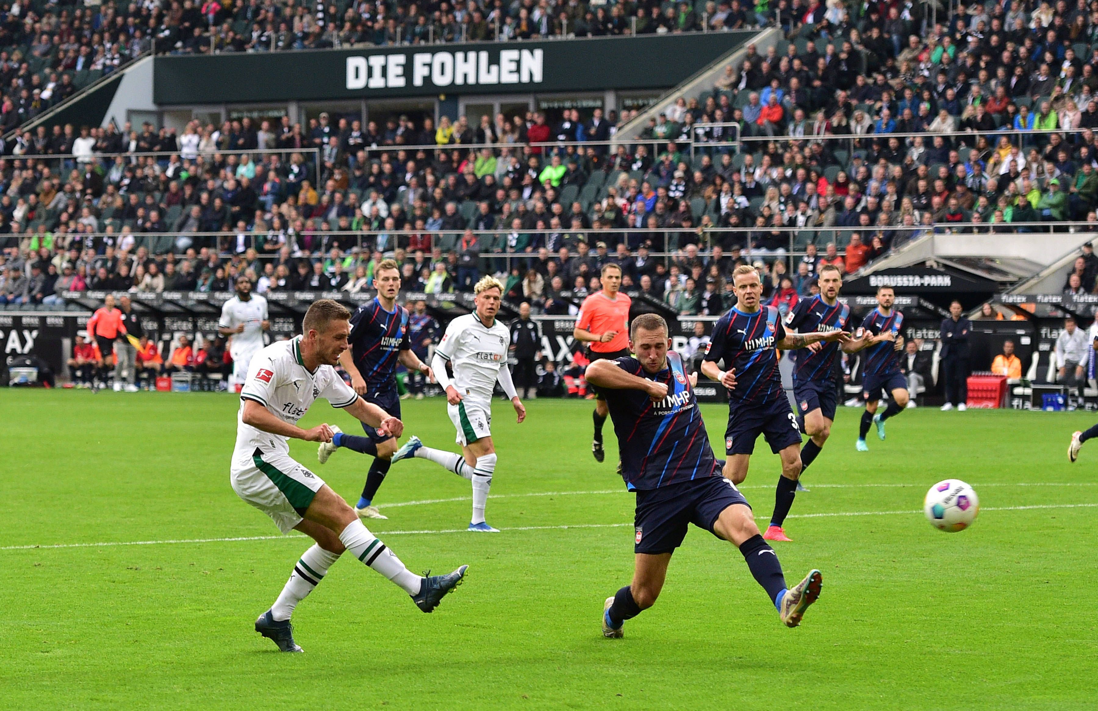 Patrick Herrmann (l.) kam bei seinem ersten Bundesliga-Einsatz der Saison noch zu einem Abschluss.