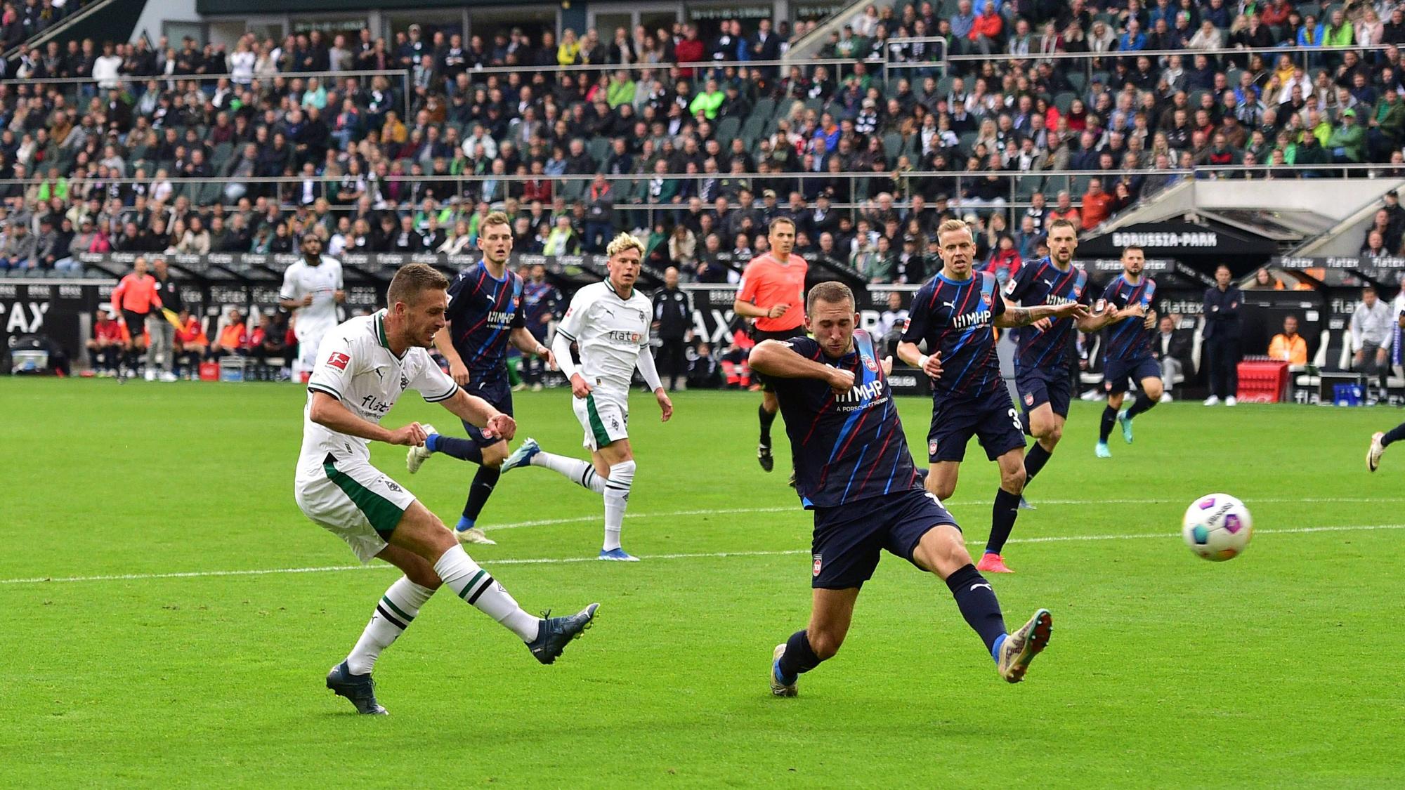 Patrick Herrmann (l.) kam bei seinem ersten Bundesliga-Einsatz der Saison noch zu einem Abschluss.