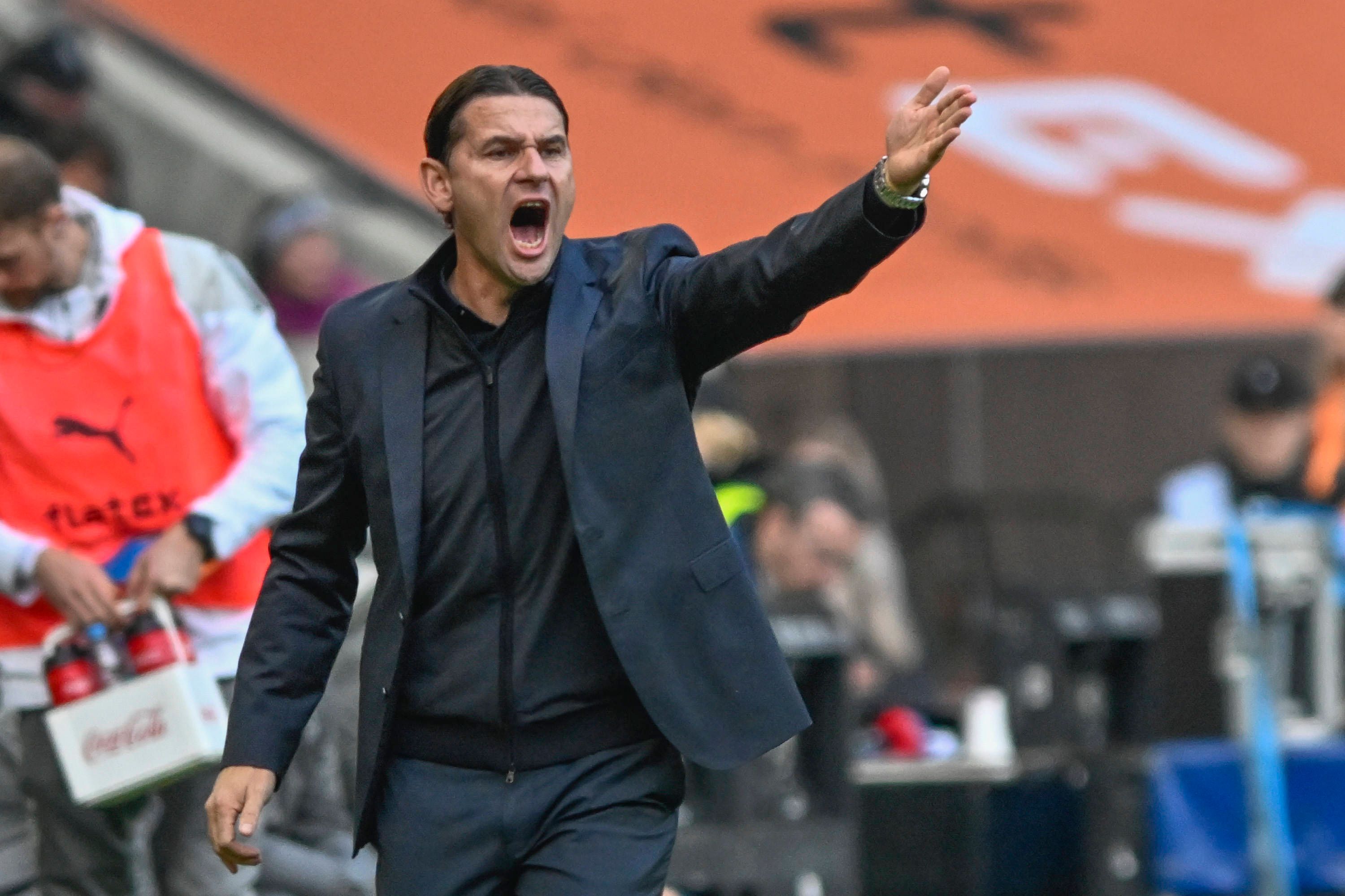 Gerardo Seoane gibt gegen Heidenheim Anweisungen.