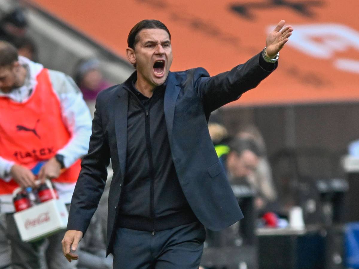 Gerardo Seoane gibt gegen Heidenheim Anweisungen.