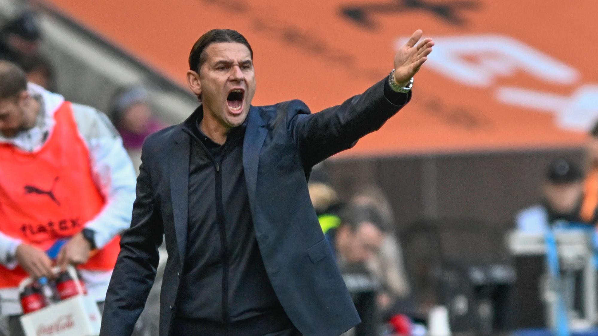 Gerardo Seoane gibt gegen Heidenheim Anweisungen.