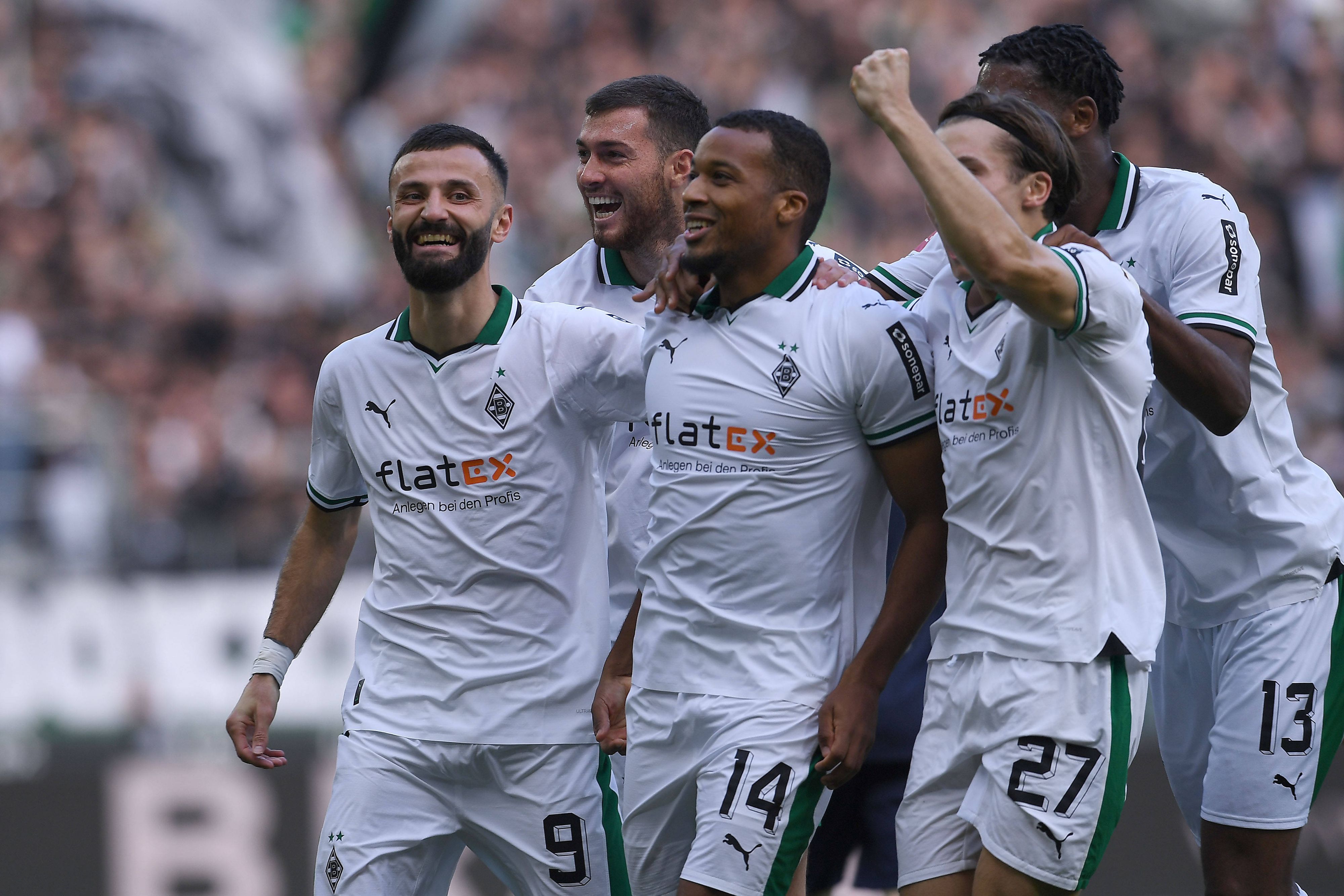 Die Borussia-Spieler bejubeln den Treffer von Alassane Plea.