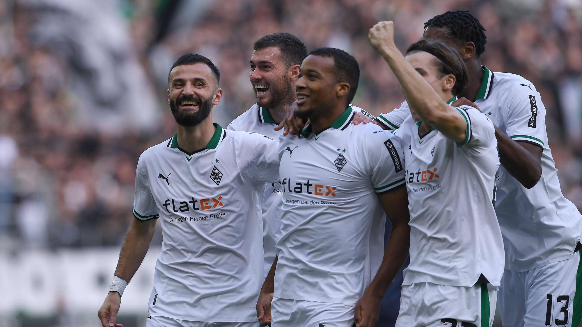 Die Borussia-Spieler bejubeln den Treffer von Alassane Plea.