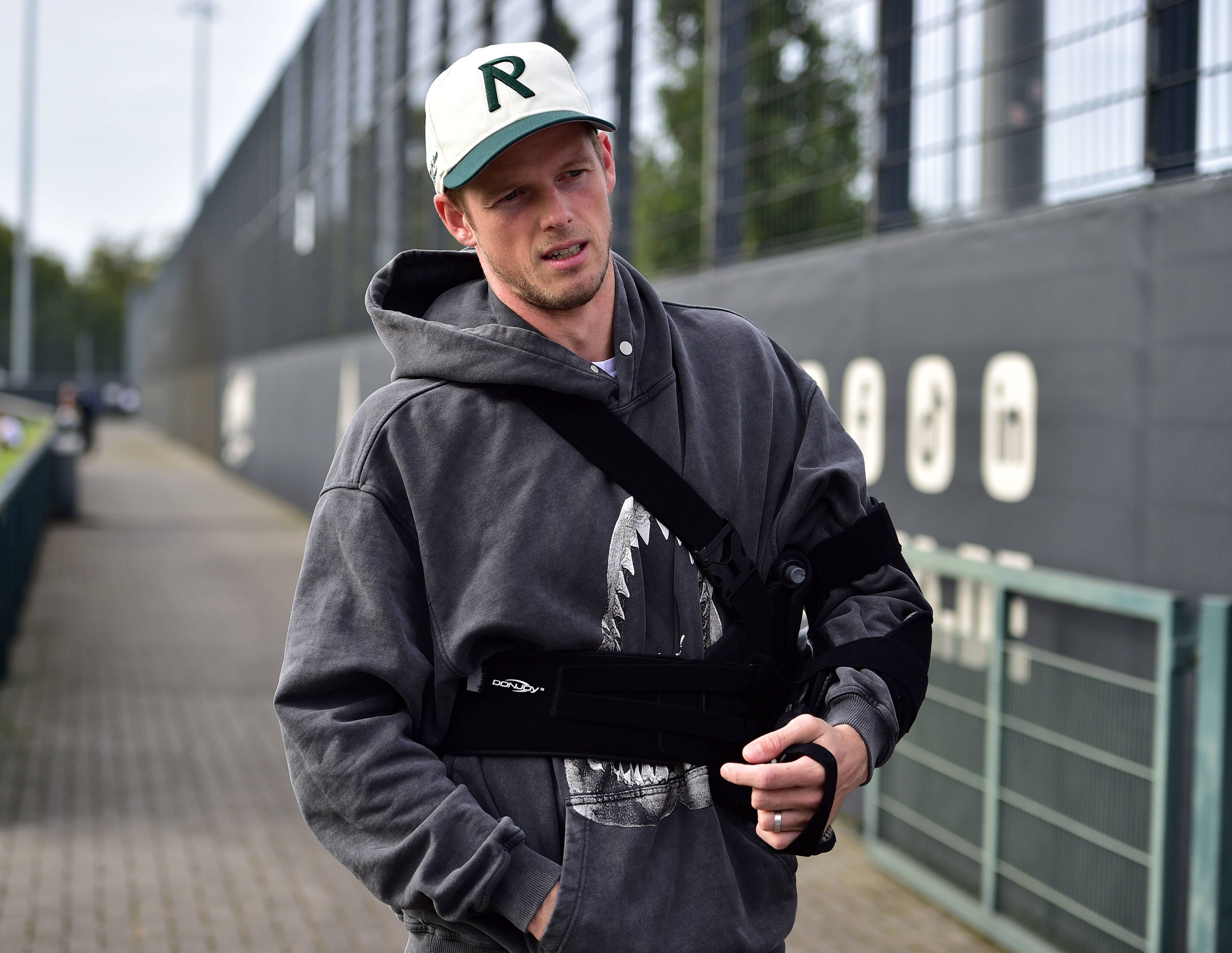Jonas Omlin besucht das Training der Borussia-Profis mit einer Schutzschiene.