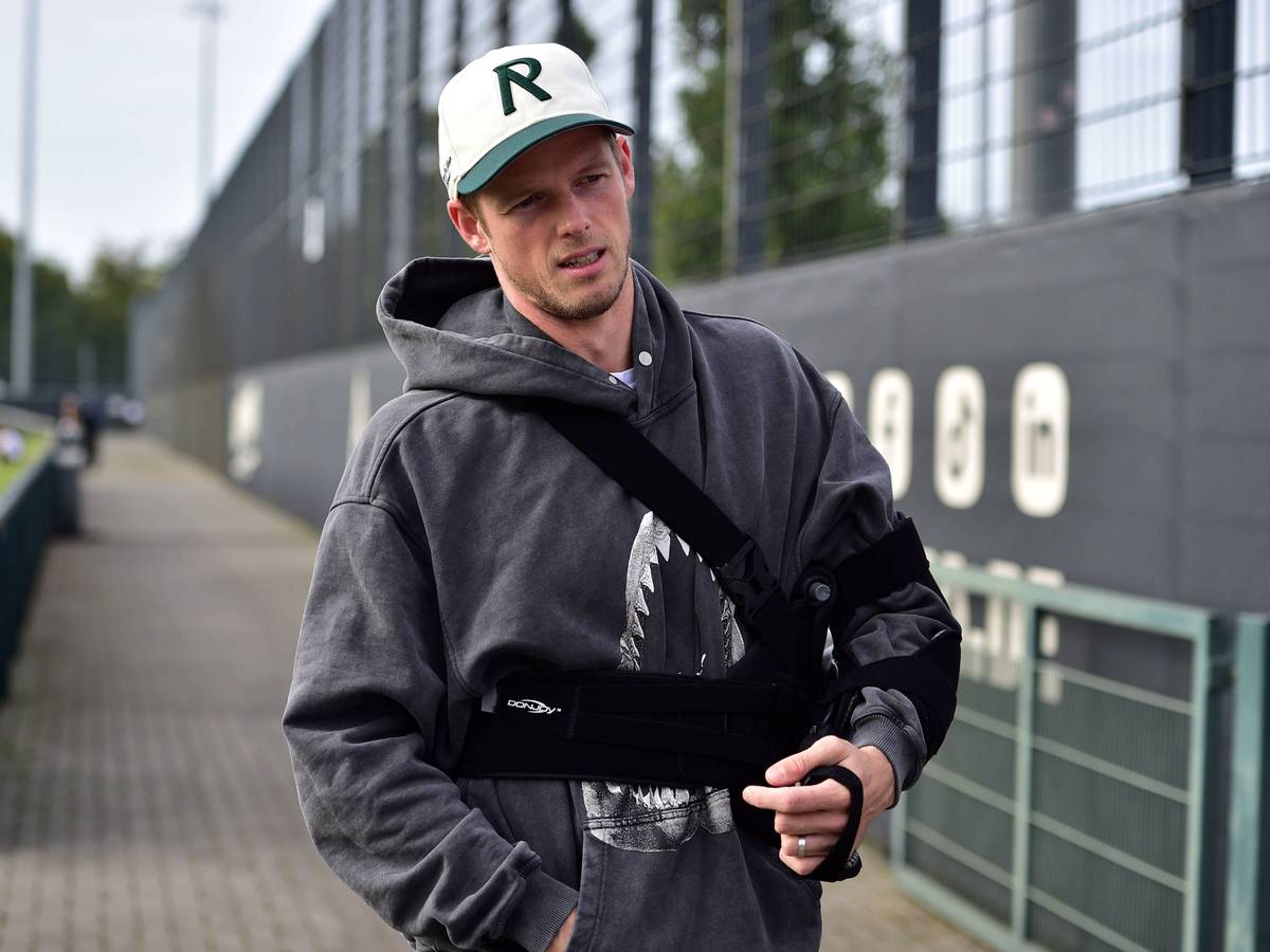 Jonas Omlin besucht das Training der Borussia-Profis mit einer Schutzschiene.