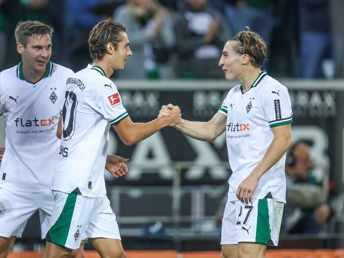 Rocco Reitz (r.) bejubelt einen Borussia-Treffer mit Florian Neuhaus.
