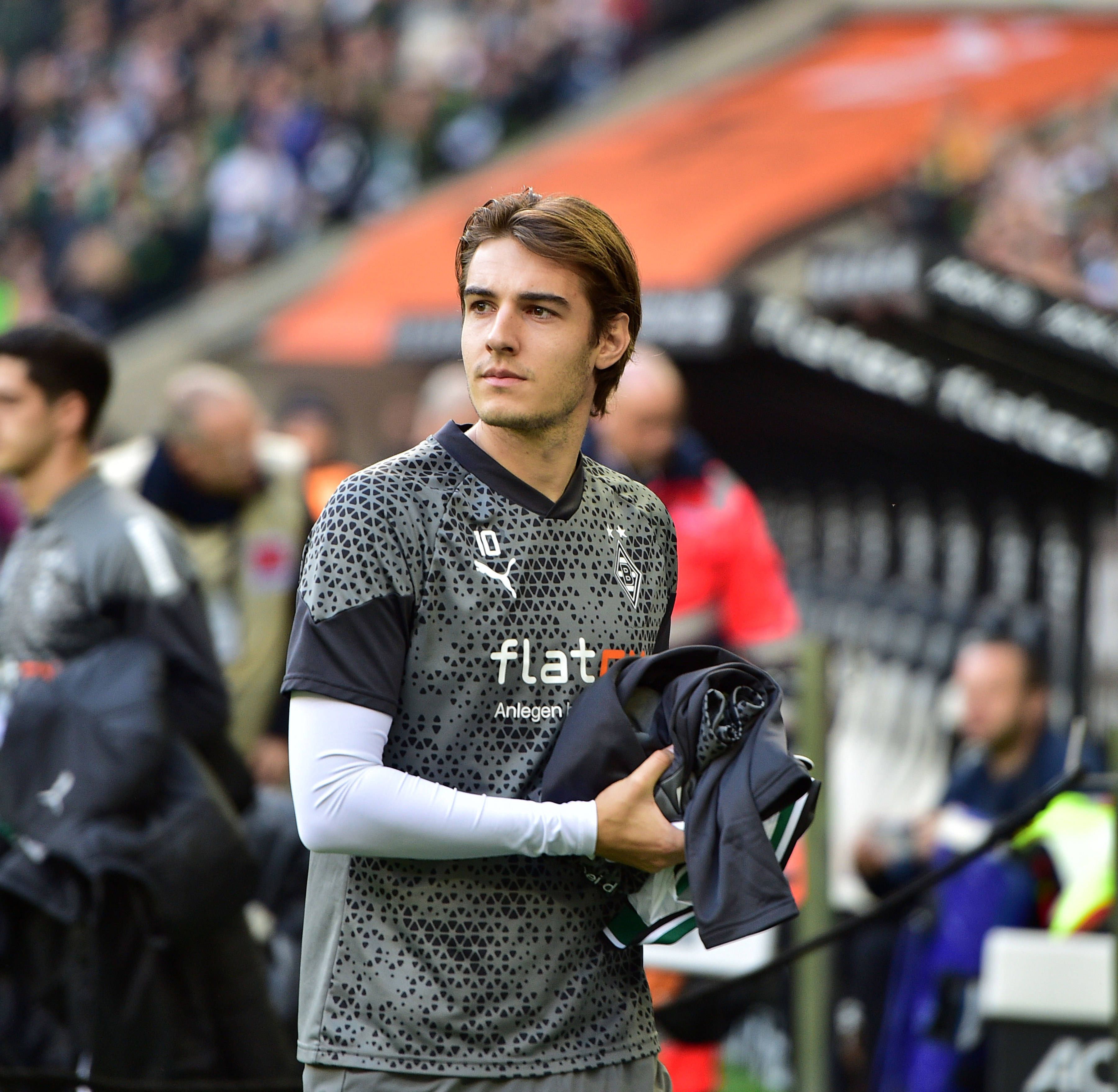 Florian Neuhaus steht vor der Borussia-Ersatzbank.