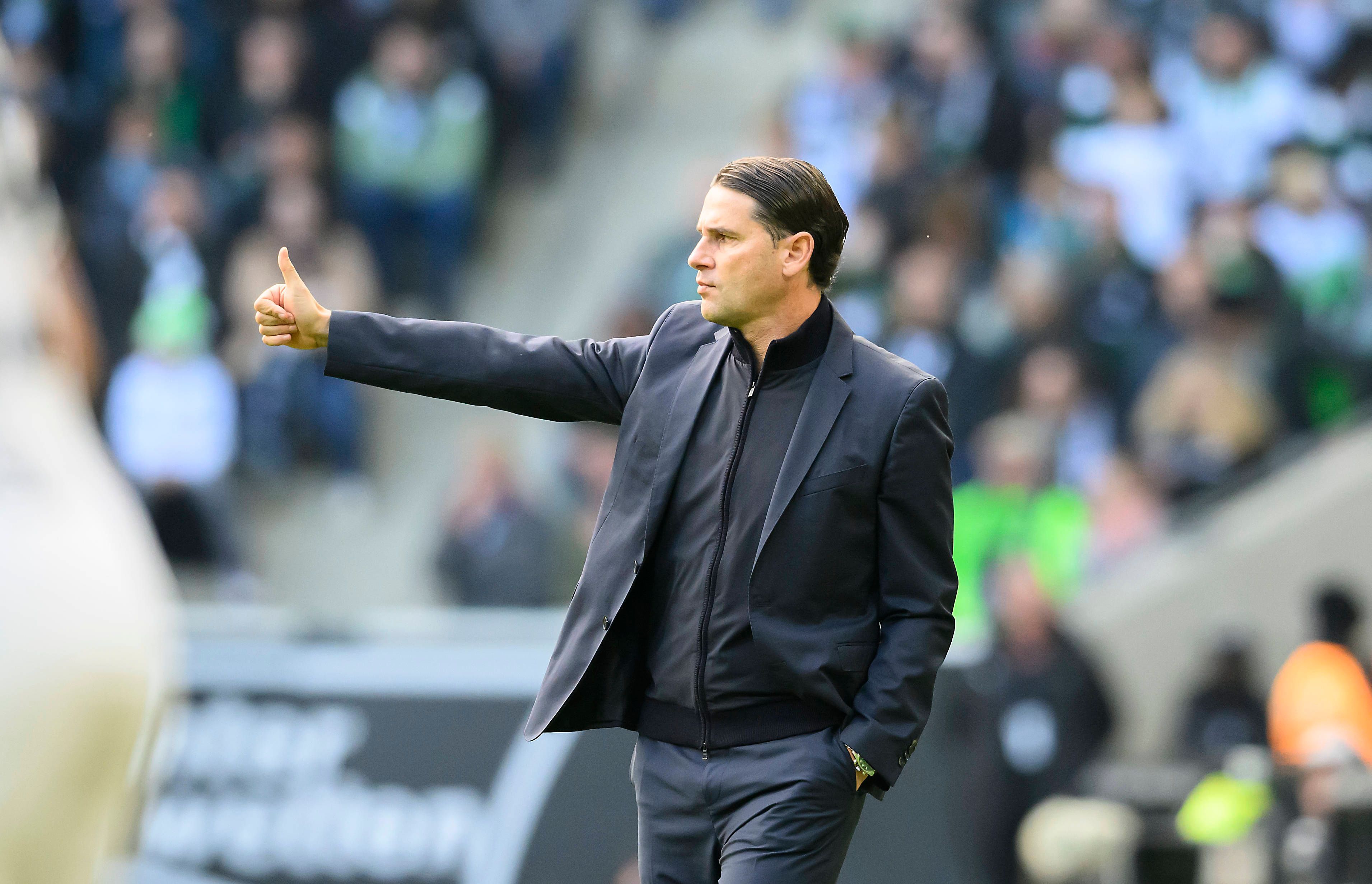 Gerardo Seoane macht eine Daumen-hoch-Geste am Spielfeldrand.