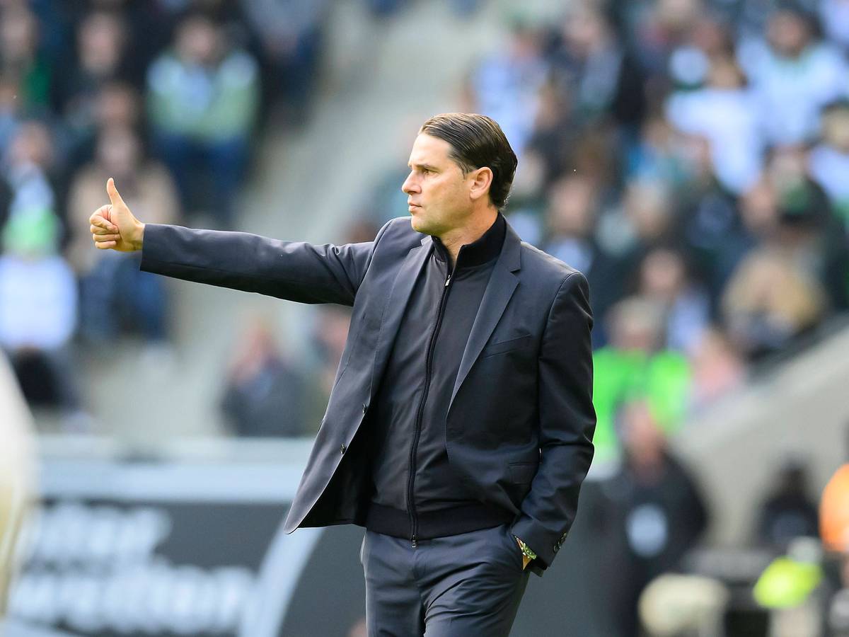 Gerardo Seoane macht eine Daumen-hoch-Geste am Spielfeldrand.