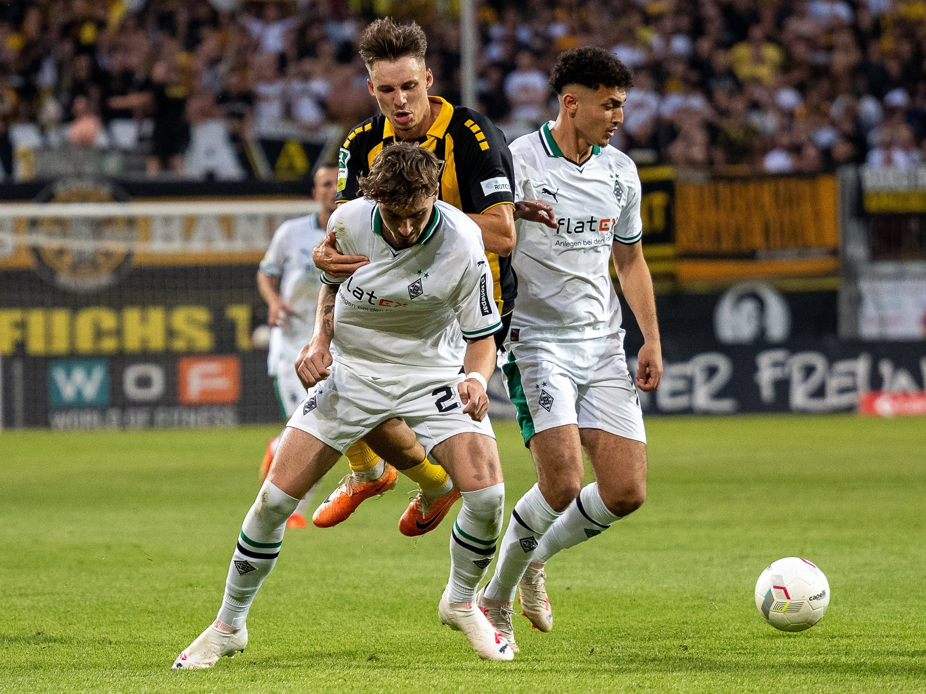Moustafa Moustafa kämpft gemeinsam mit Borussia-Teamkollege Tony Reitz um den Ball.