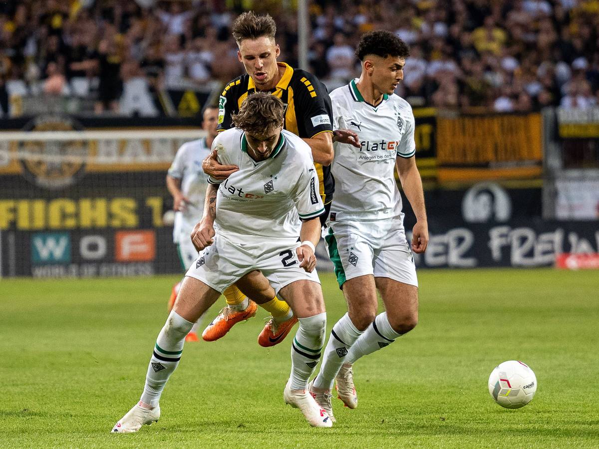 Moustafa Moustafa kämpft gemeinsam mit Borussia-Teamkollege Tony Reitz um den Ball.