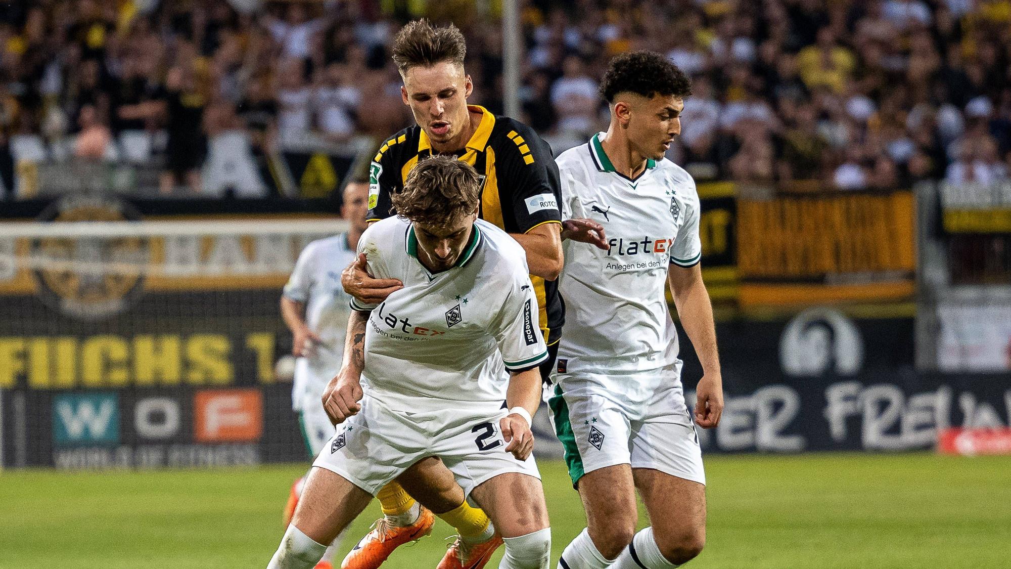 Moustafa Moustafa kämpft gemeinsam mit Borussia-Teamkollege Tony Reitz um den Ball.