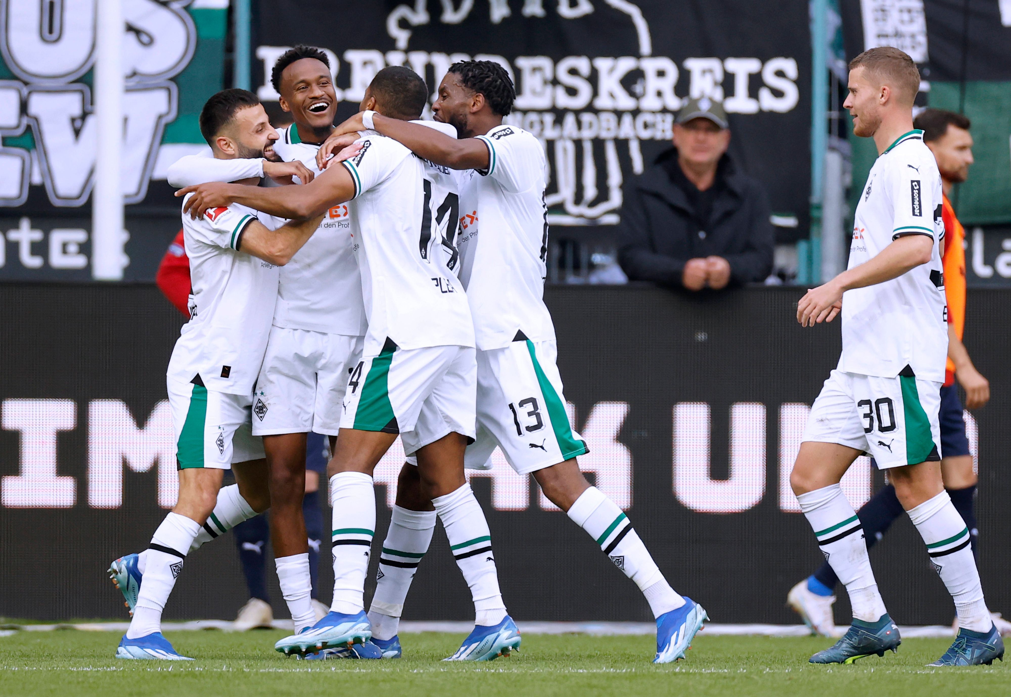 Die Spieler von Borussia Mönchengladbach feiern einen Treffer gegen Heidenheim.