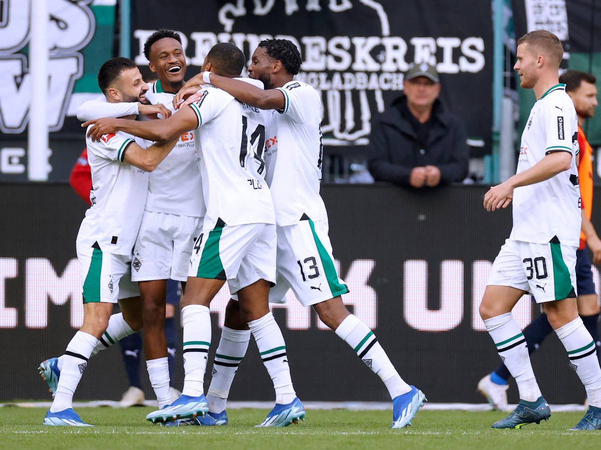 Die Spieler von Borussia Mönchengladbach feiern einen Treffer gegen Heidenheim.