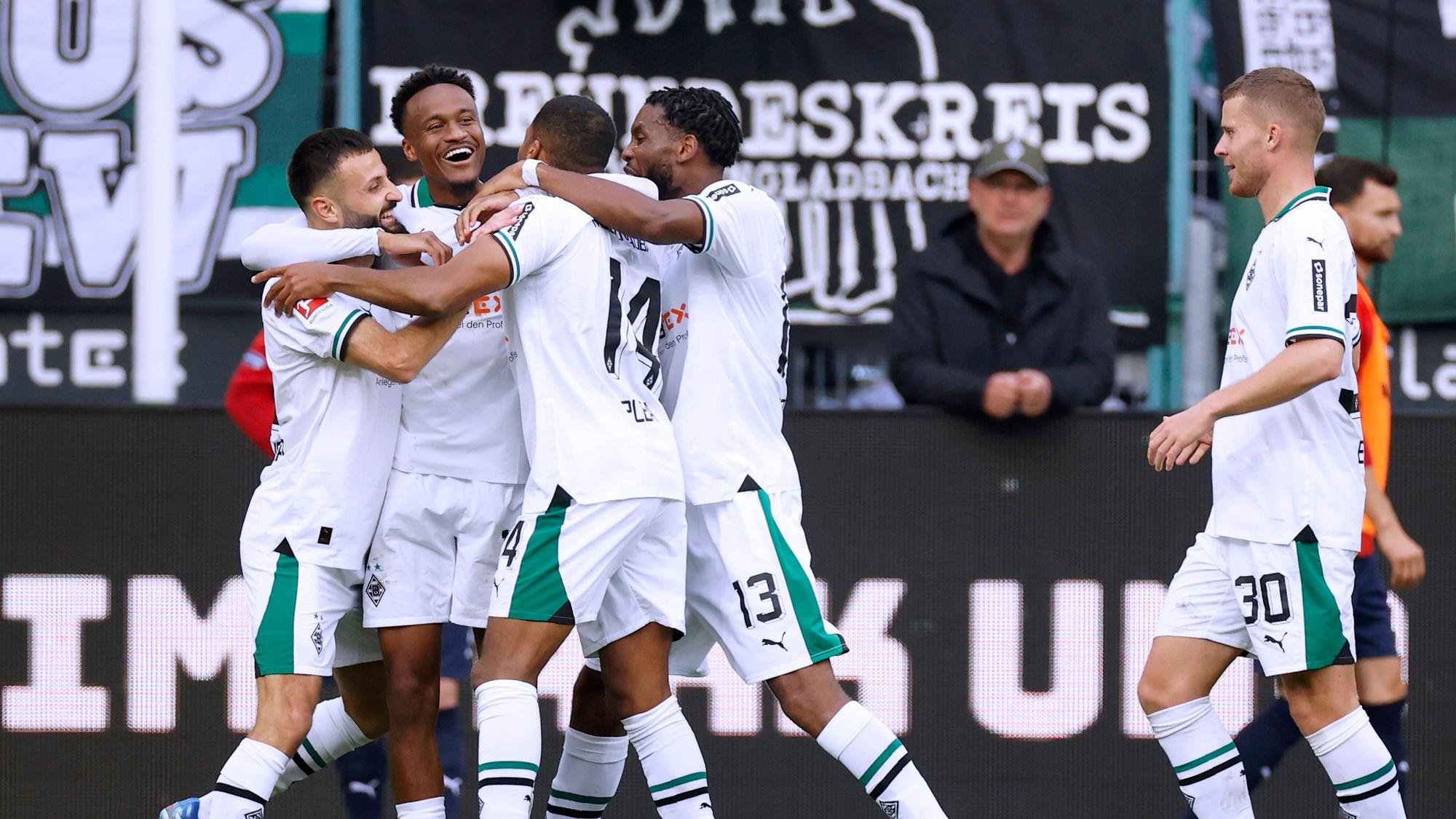 Die Spieler von Borussia Mönchengladbach feiern einen Treffer gegen Heidenheim.