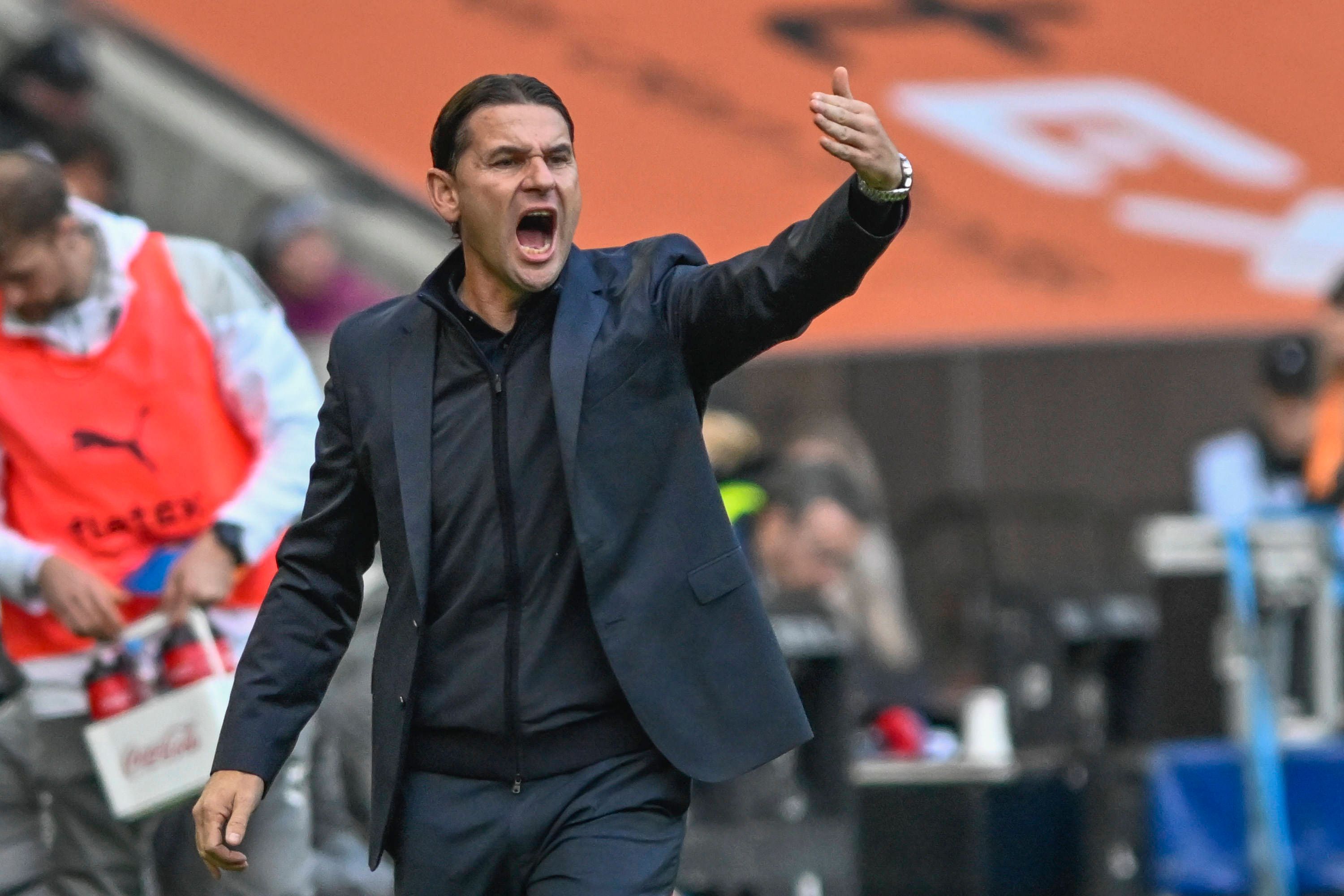 Gerardo Seaone gibt am Spielfelrand Answesiungen.