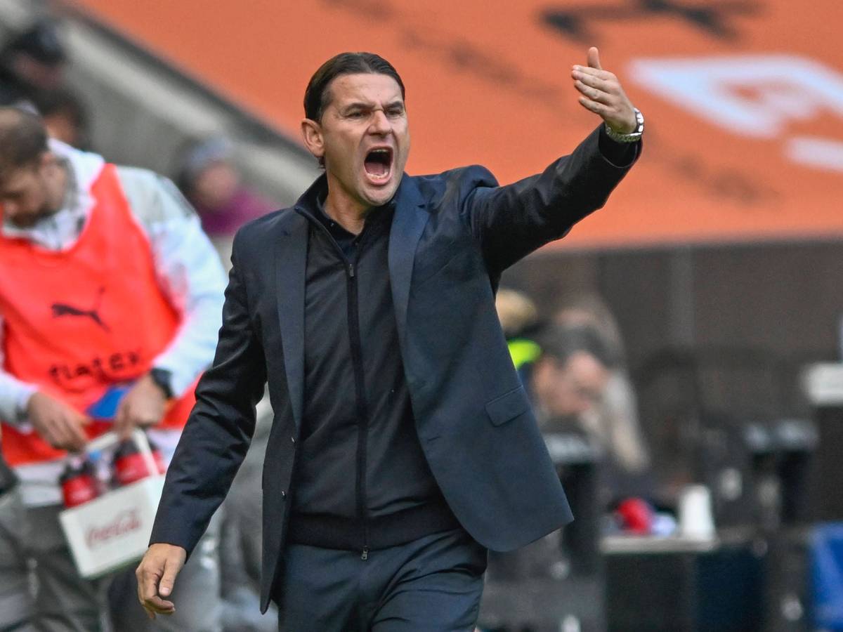 Gerardo Seaone gibt am Spielfelrand Answesiungen.