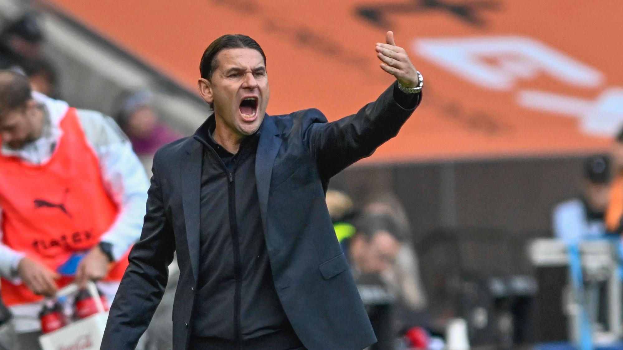 Gerardo Seaone gibt am Spielfelrand Answesiungen.