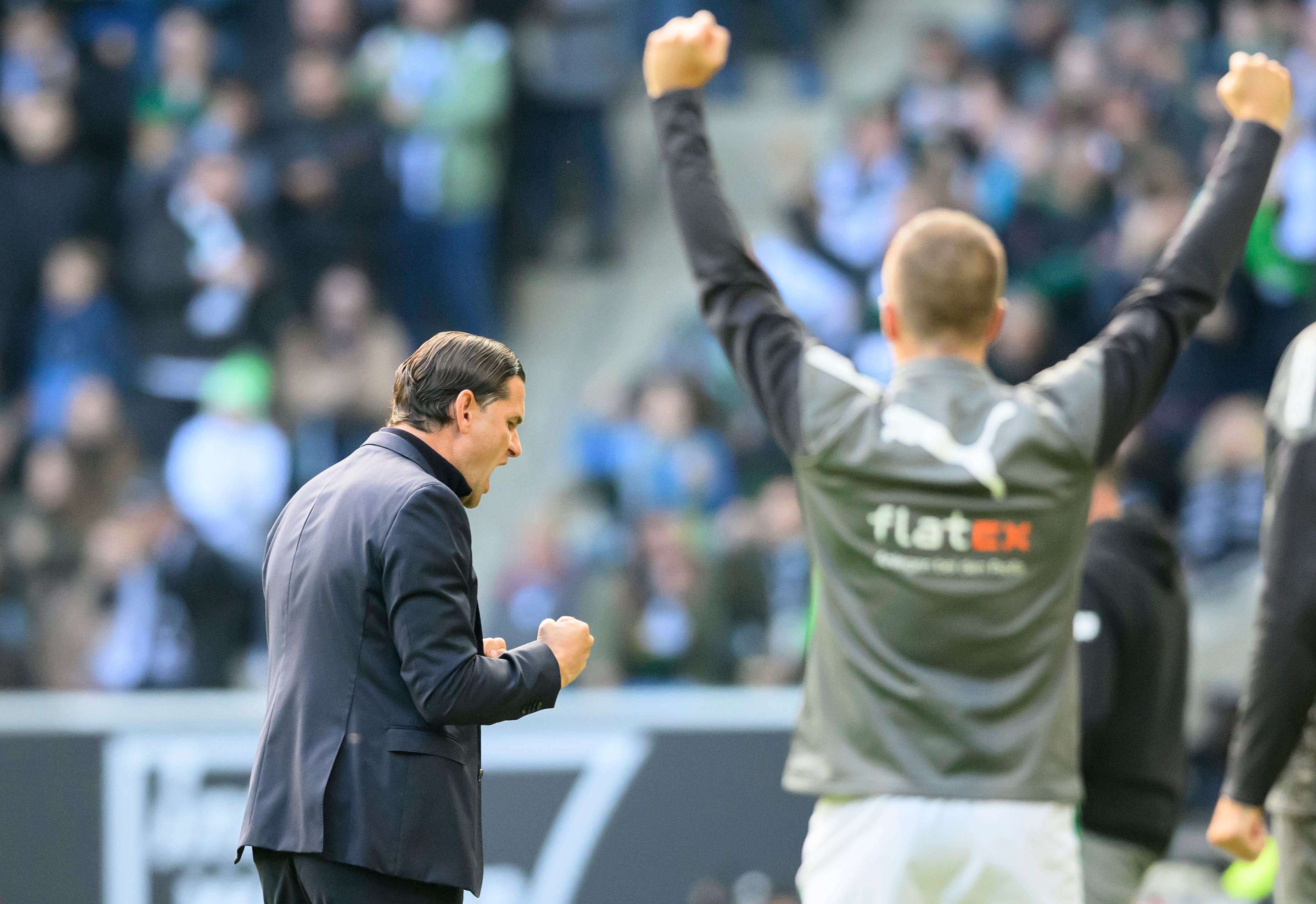 Gerardo Seoane bejubelt einen Borussia-Treffer im Spiel gegen Heidenheim.