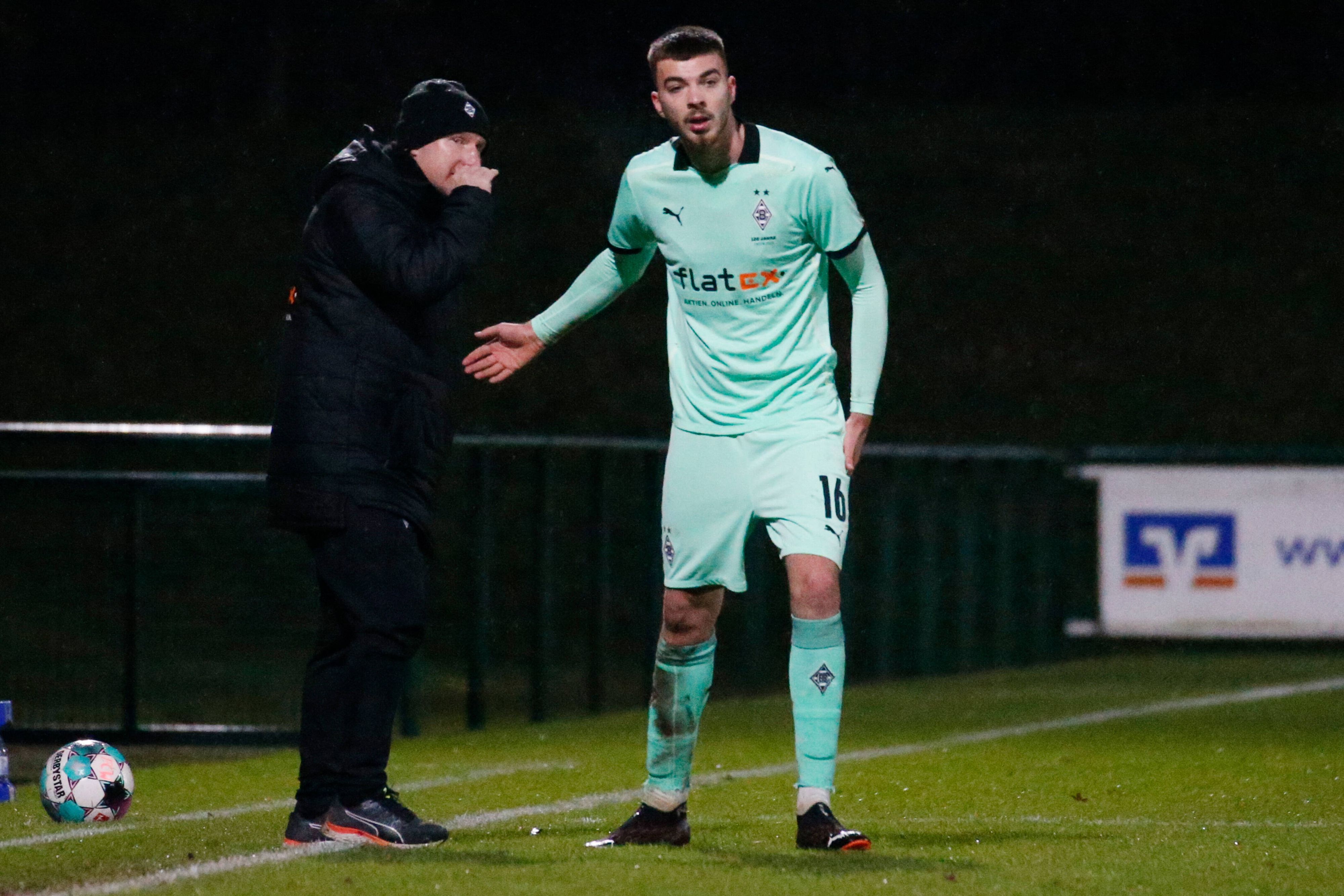 Julian Niehues (r.), mittlerweile beim 1. FC Kaiserslautern unter Vertrag, bekommt Anweisungen vom damaligen U23-Trainer Heiko Vogel.