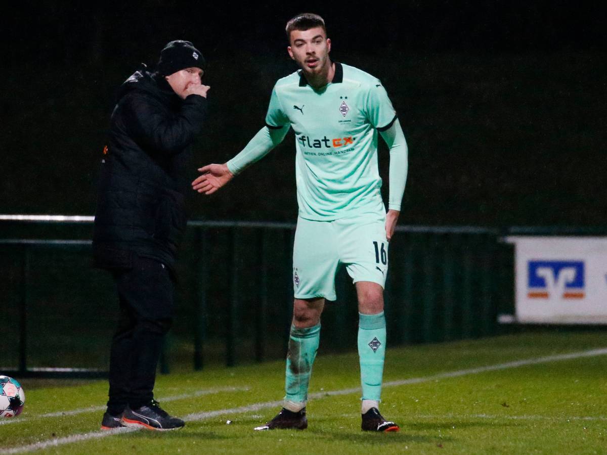 Julian Niehues (r.), mittlerweile beim 1. FC Kaiserslautern unter Vertrag, bekommt Anweisungen vom damaligen U23-Trainer Heiko Vogel.