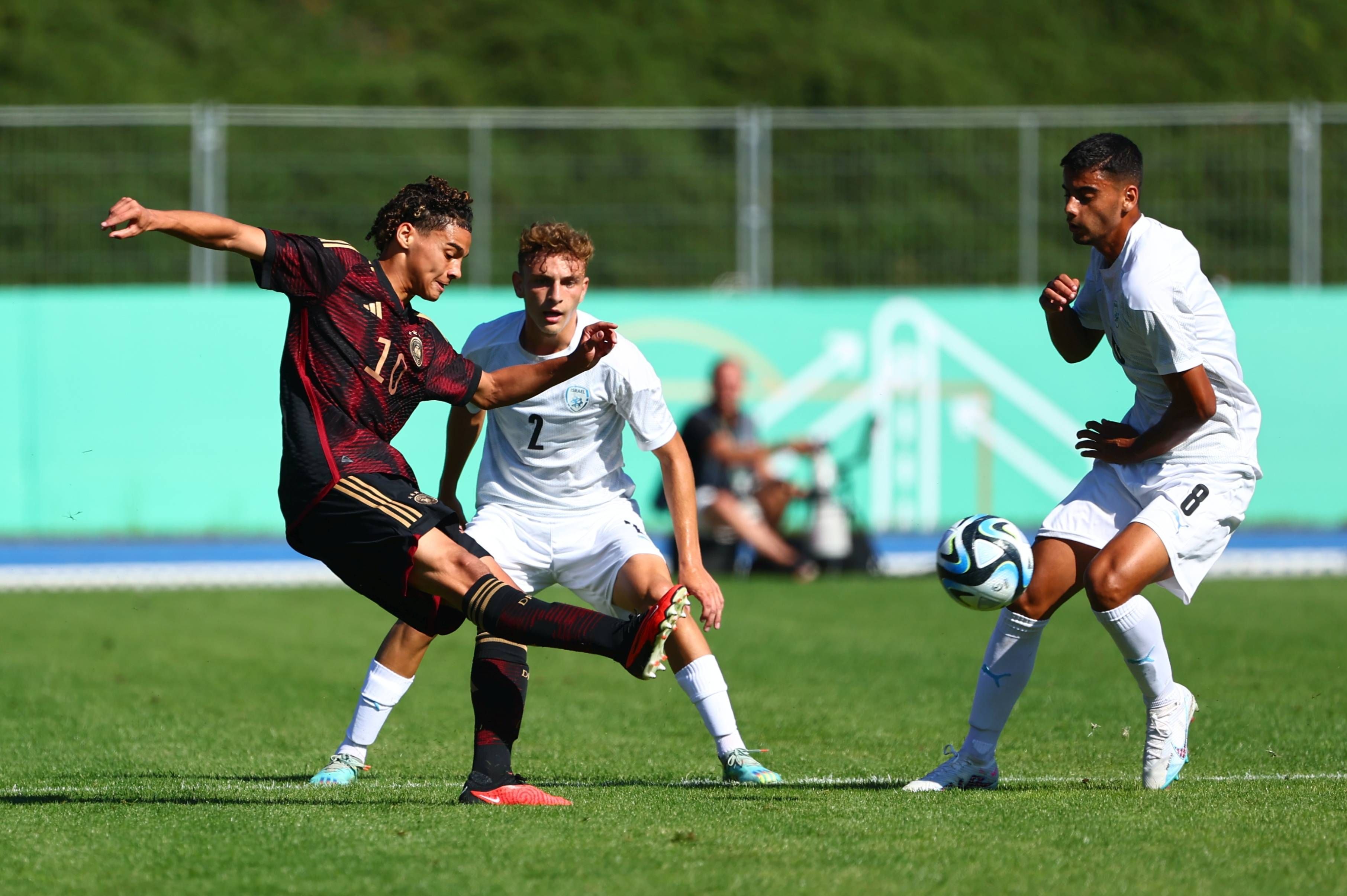 Kilian Sauck spielt in einem U17-Länderspiel des DFB einen Pass.