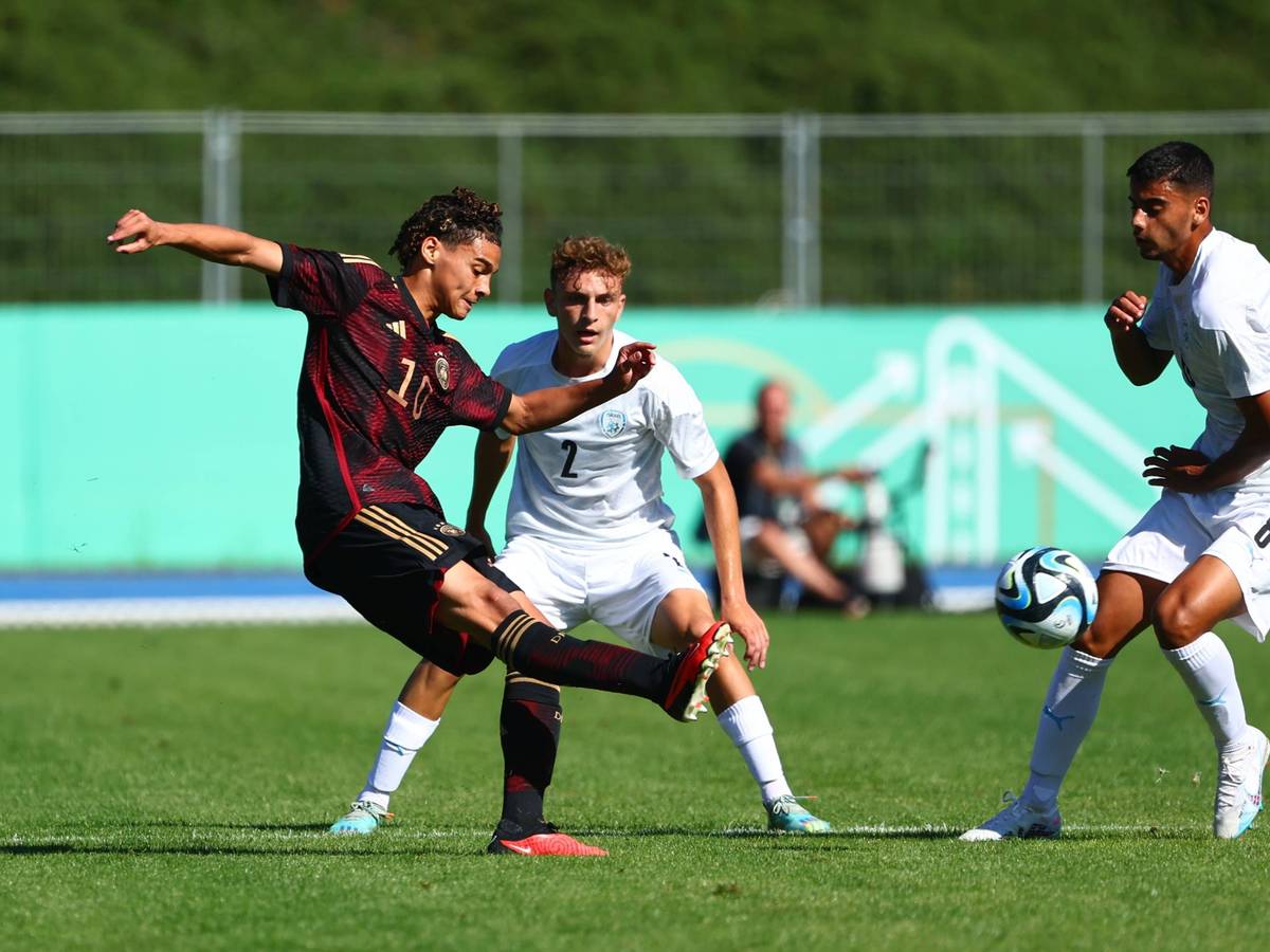 Kilian Sauck spielt in einem U17-Länderspiel des DFB einen Pass.