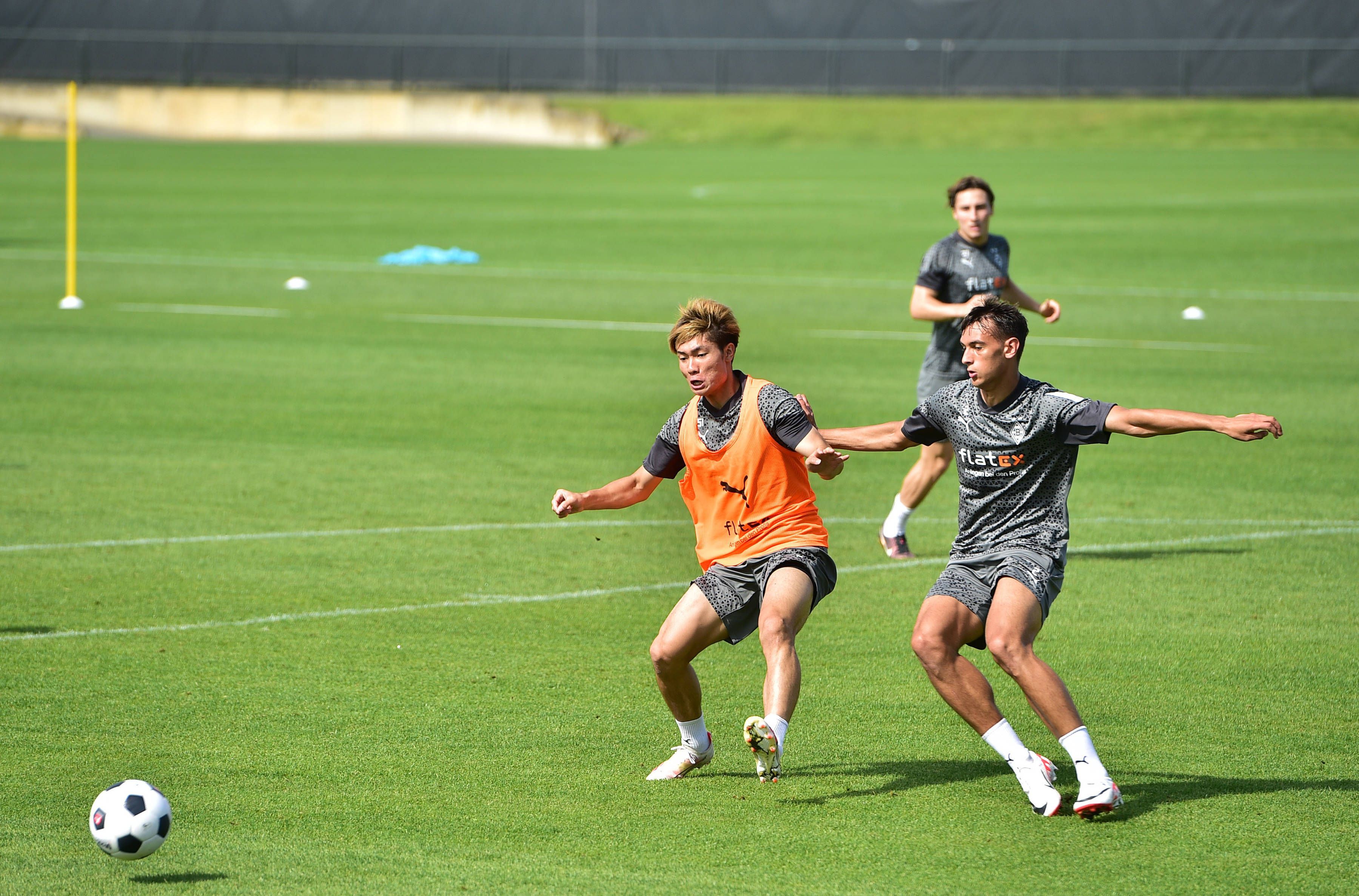 Shio Fukuda (l.) und Fabio Chiarodia bestreiten einen Zweikampf. Rocco Reitz lauert im Hintergrund.