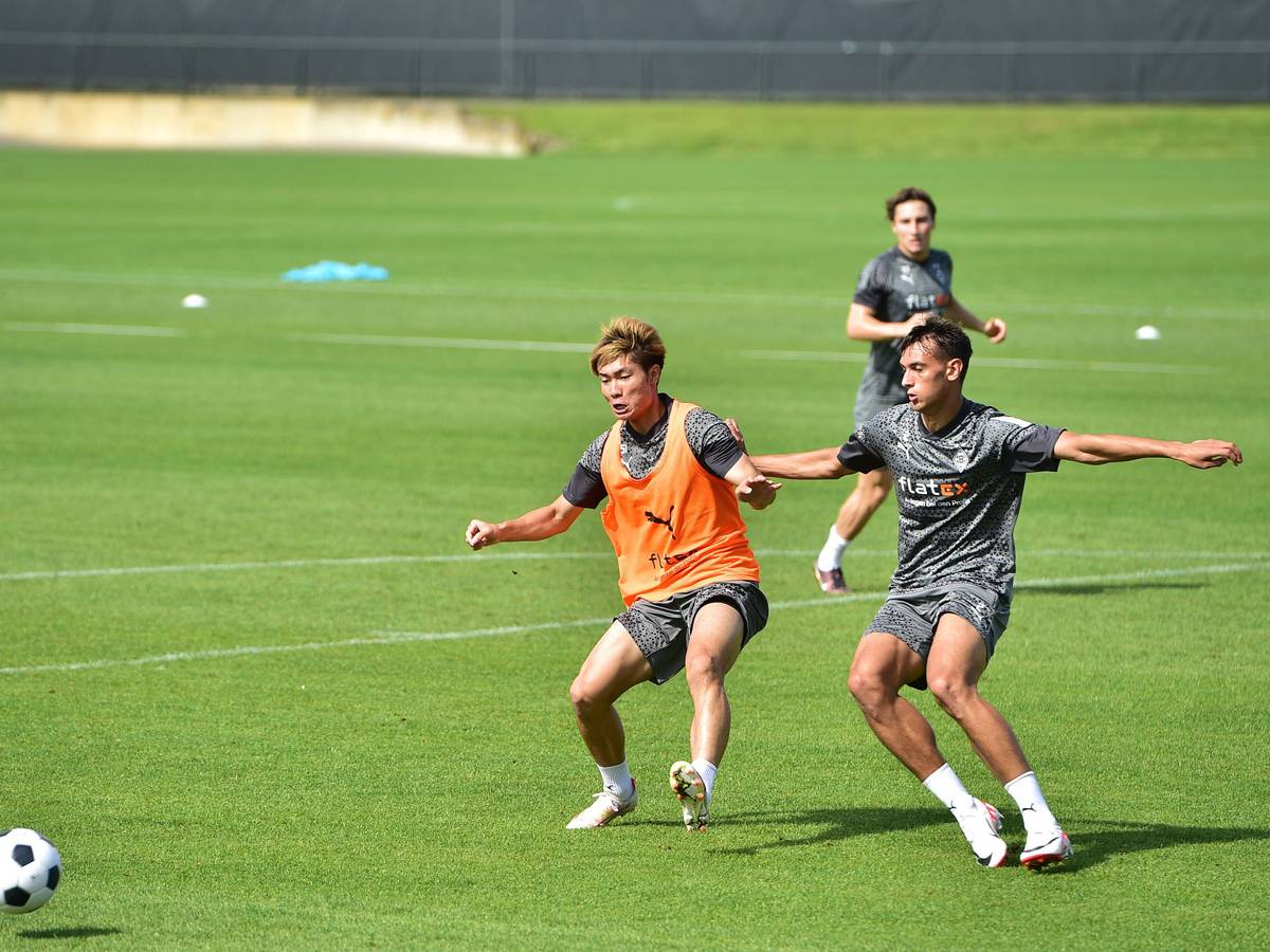 Shio Fukuda (l.) und Fabio Chiarodia bestreiten einen Zweikampf. Rocco Reitz lauert im Hintergrund.