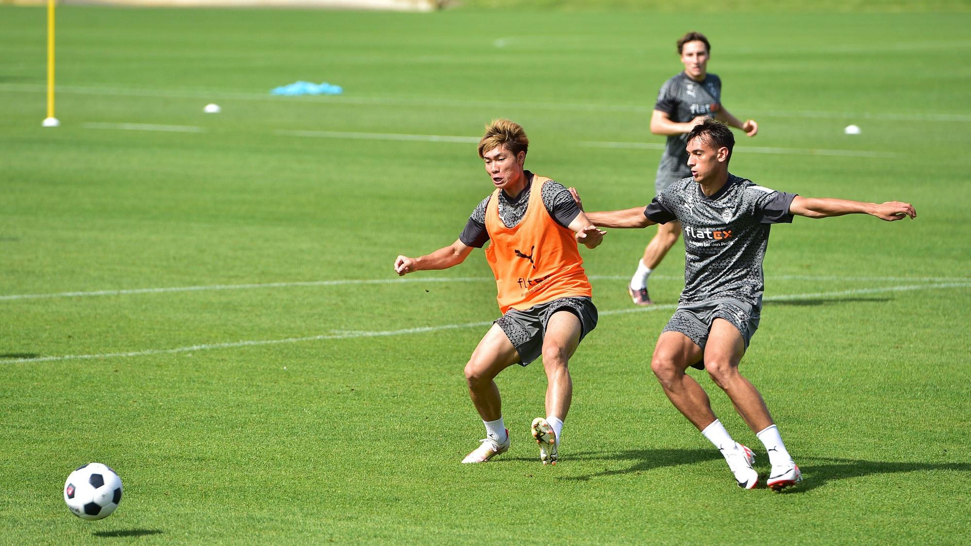 Shio Fukuda (l.) und Fabio Chiarodia bestreiten einen Zweikampf. Rocco Reitz lauert im Hintergrund.