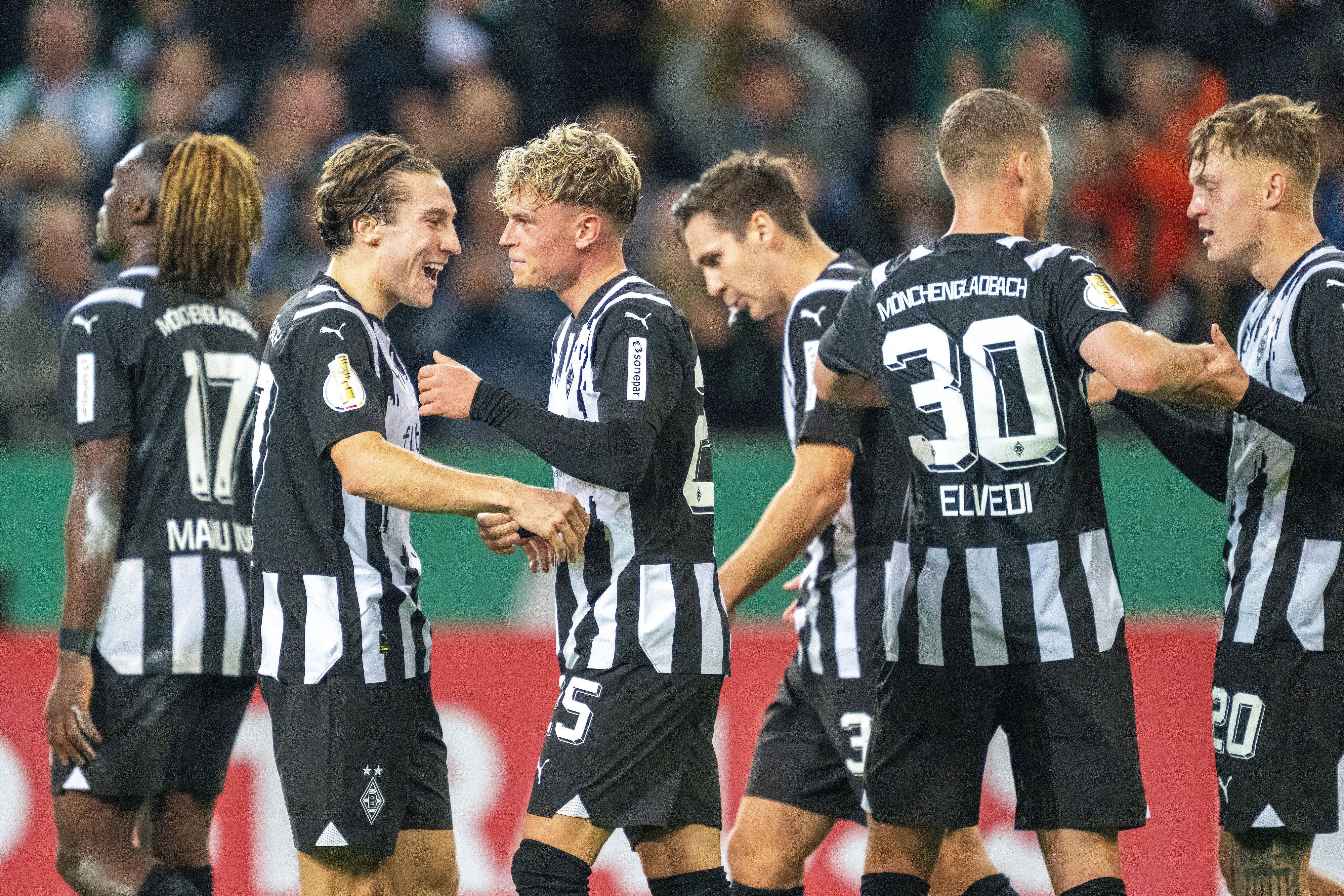 Die Borussia-Spieler feiern den Treffer von Robin Hack im Pokalspiel gegen Heidenheim.