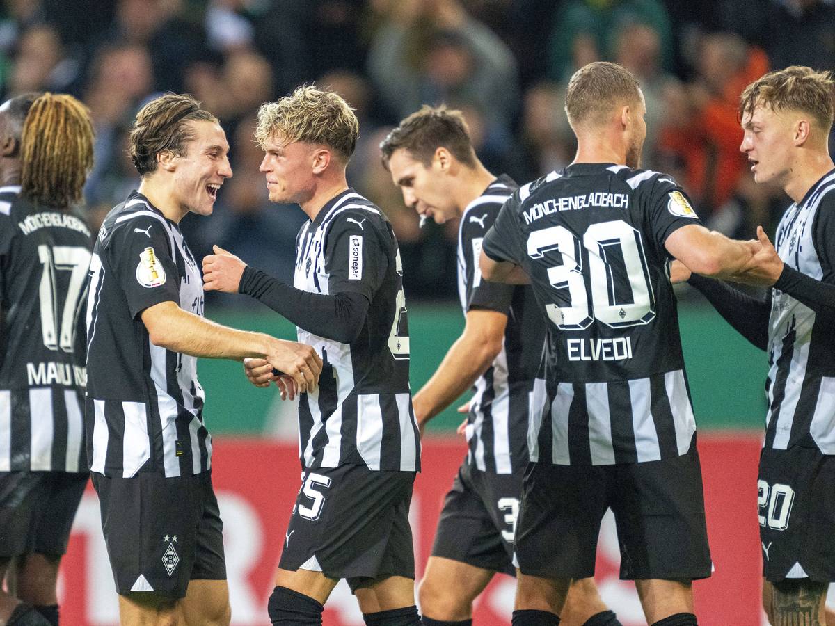 Die Borussia-Spieler feiern den Treffer von Robin Hack im Pokalspiel gegen Heidenheim.
