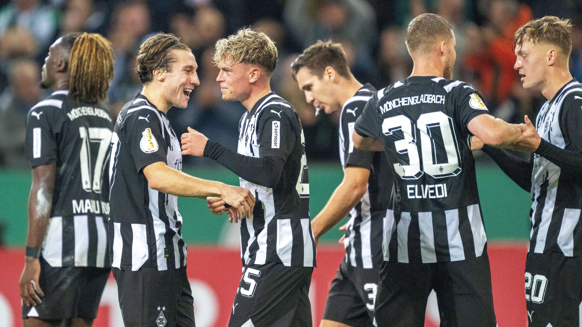 Die Borussia-Spieler feiern den Treffer von Robin Hack im Pokalspiel gegen Heidenheim.