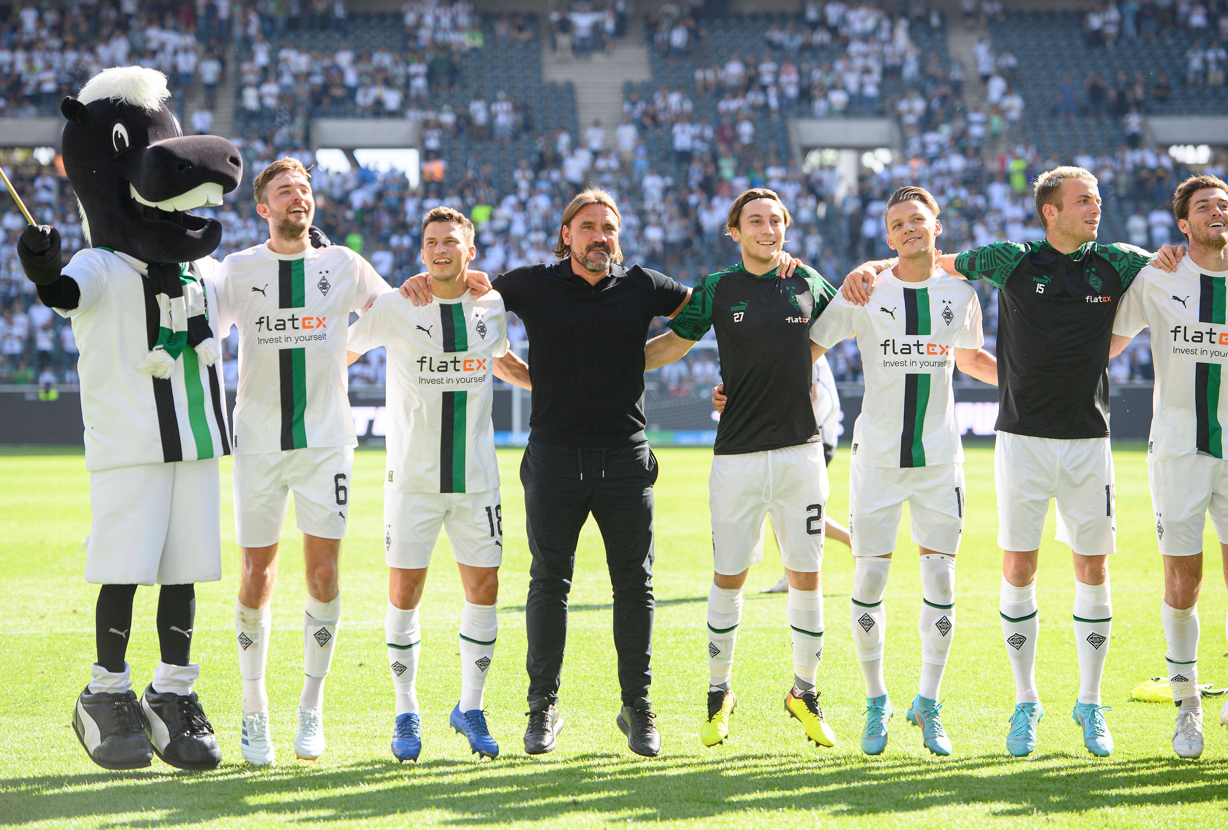 Die Spieler von Borussia-Mönchengladbach feiern mit Daniel Farke einen Sieg vor der Nordkurve.