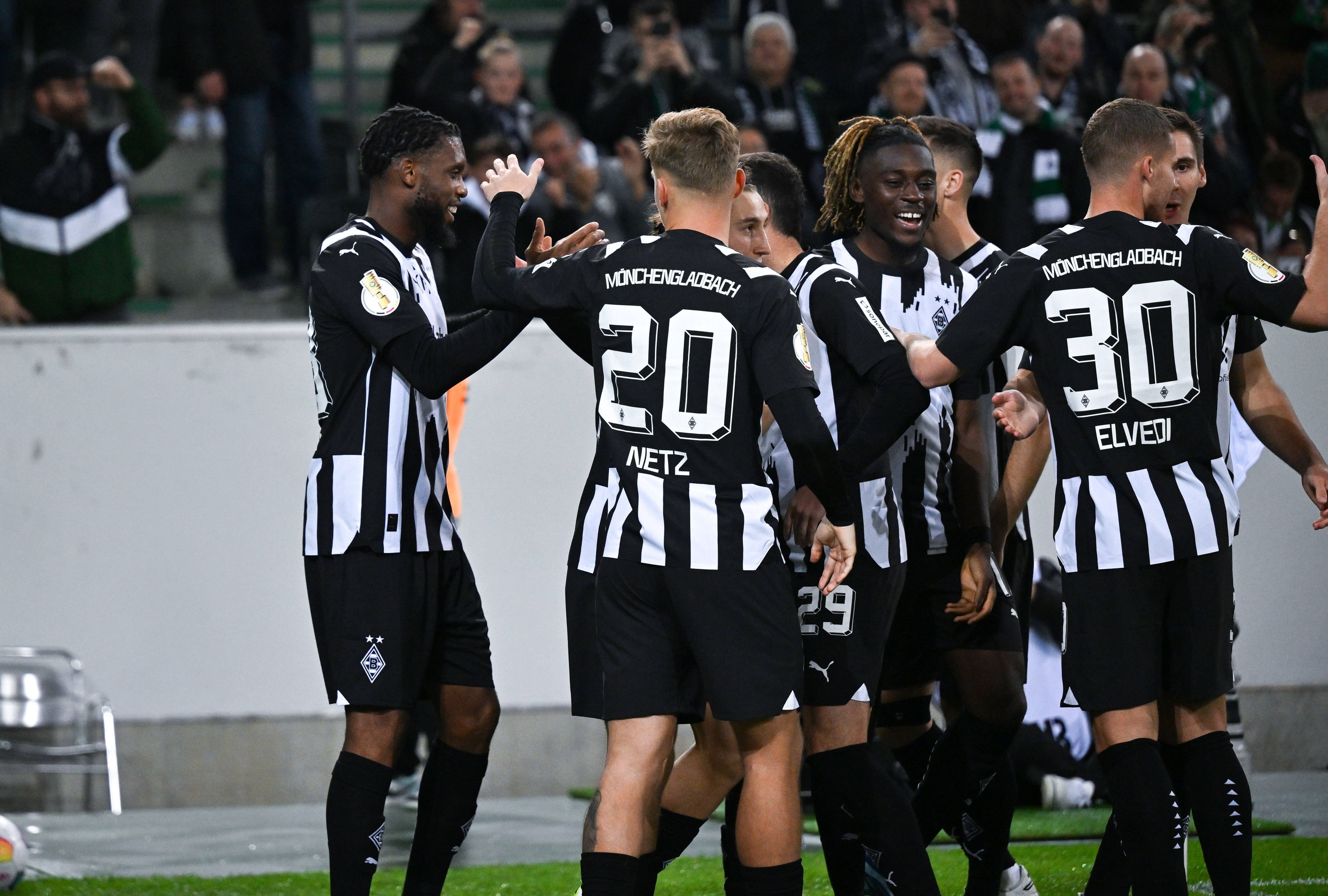 Jordan Siebatcheu (l.) bejubelt einen Treffer im Pokalspiel gegen Heidenheim.