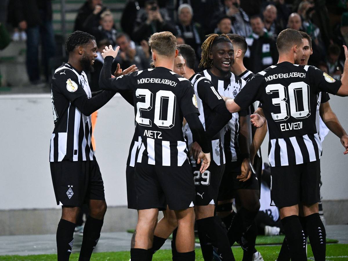 Jordan Siebatcheu (l.) bejubelt einen Treffer im Pokalspiel gegen Heidenheim.