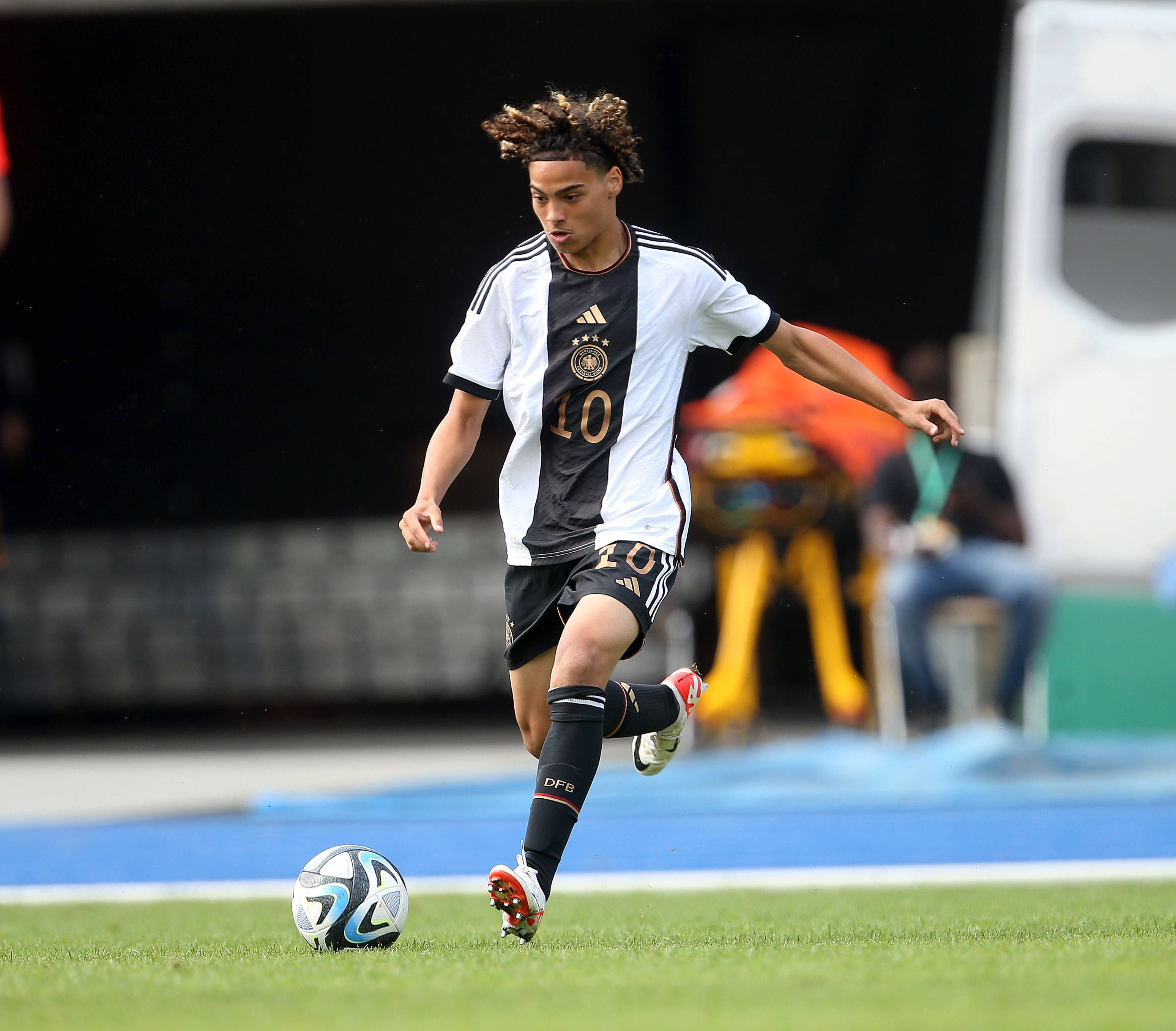Kilian Sauck spielt einen Pass für die U17-Nationalmannschaft des DFB.
