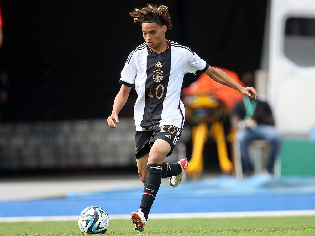 Kilian Sauck spielt einen Pass für die U17-Nationalmannschaft des DFB.