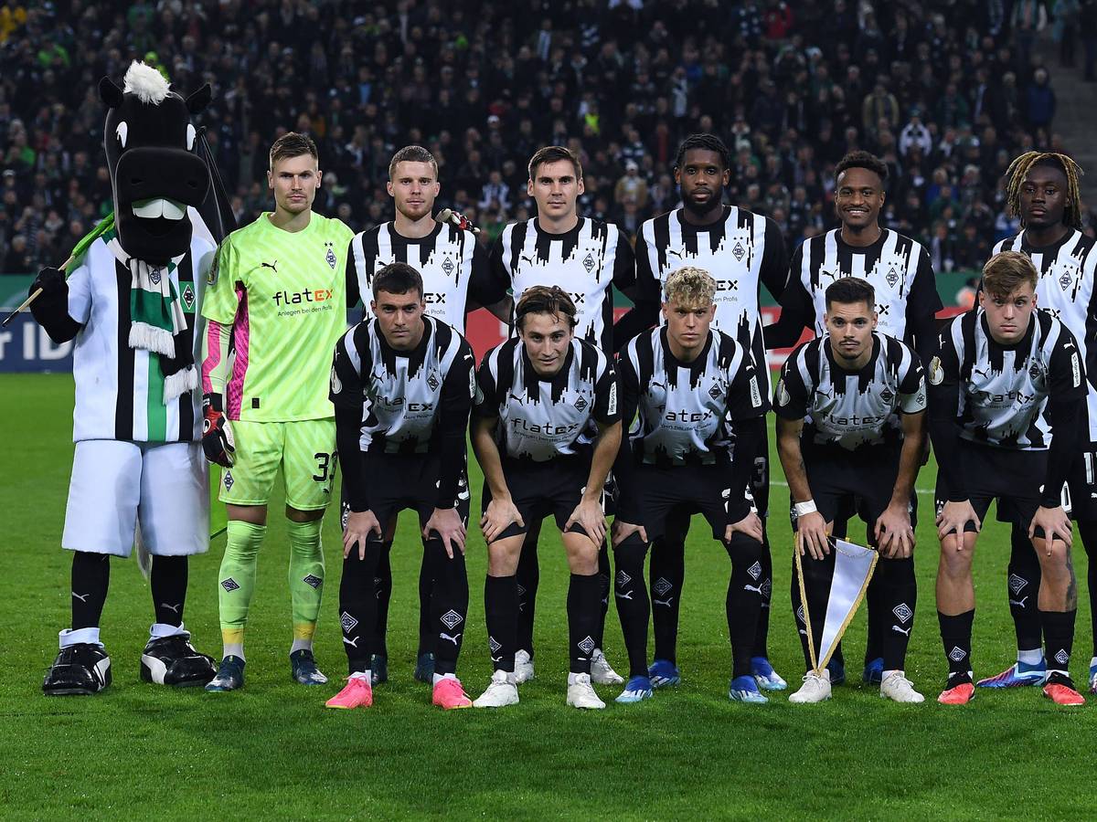 Die Borussia-Spieler stellen sich zum Mannschaftsfoto auf.