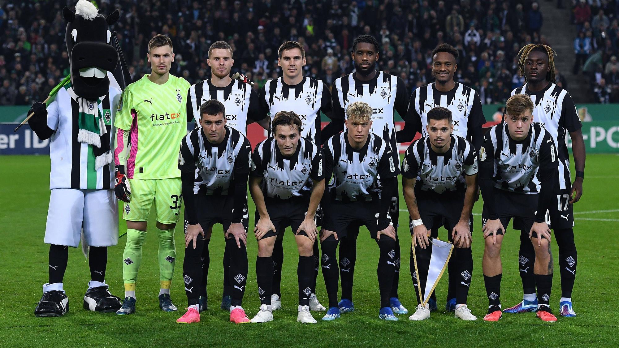 Die Borussia-Spieler stellen sich zum Mannschaftsfoto auf.