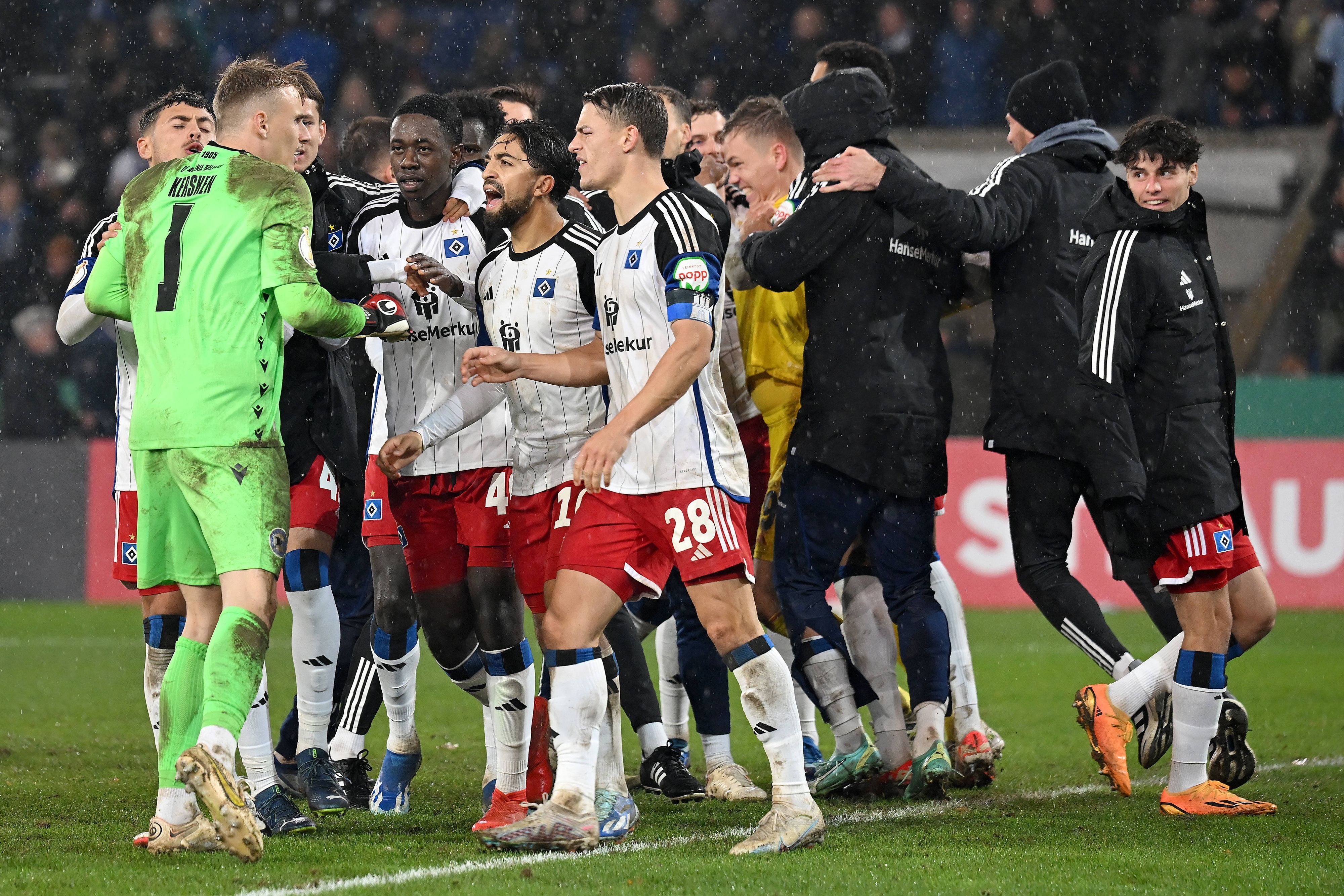 Jonas Kersken gerät mit zahlreichen HSV-Spielern aneinander.