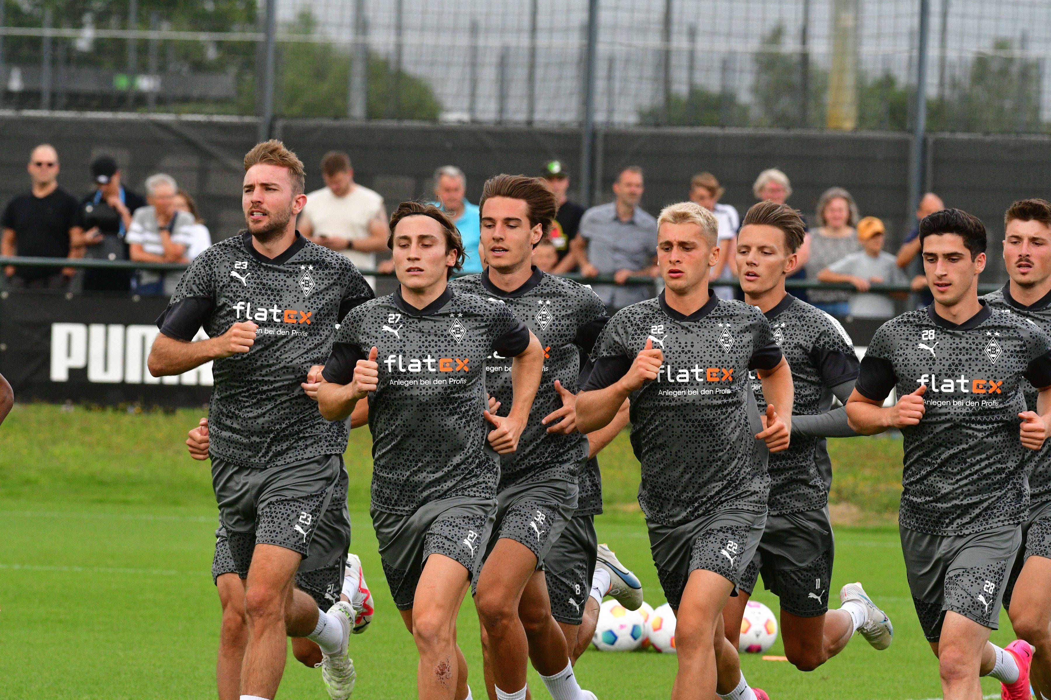 Christoph Kramer, Rocco Reitz, Florian Neuhaus und Oscar Fraulo absolvieren ein Training in der Sommervorbereitung.